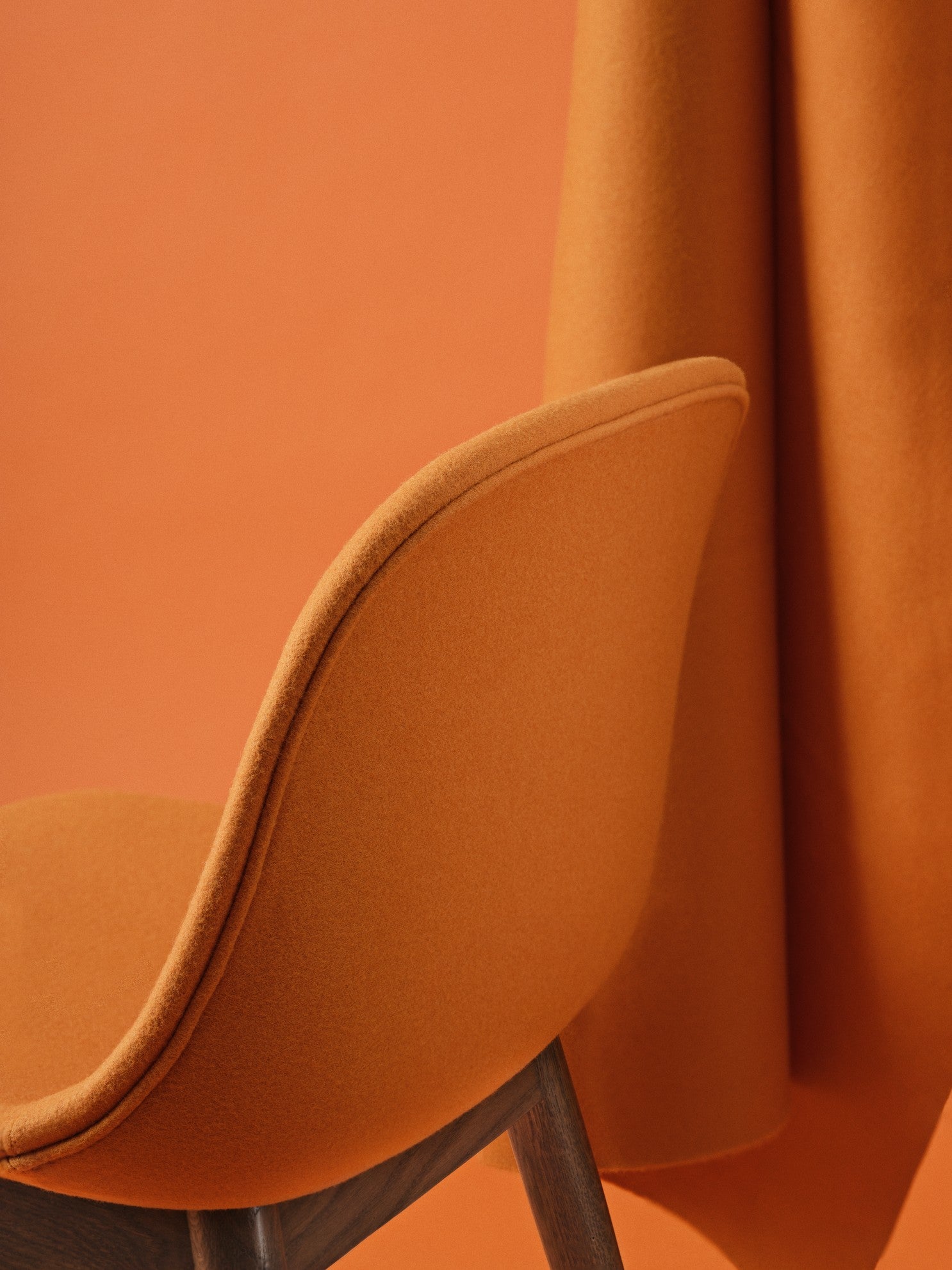 Personalisierbarer FIBER Stuhl mit Holzgestell