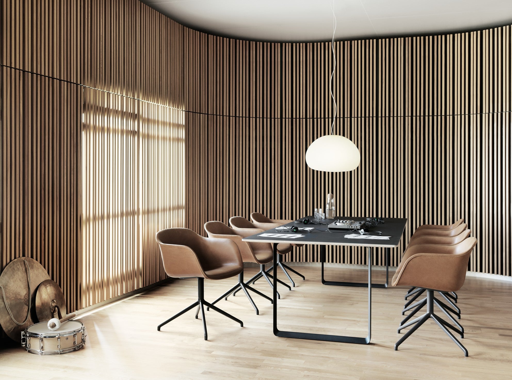 Tisch 70/70 schwarz mit grauem Fuß