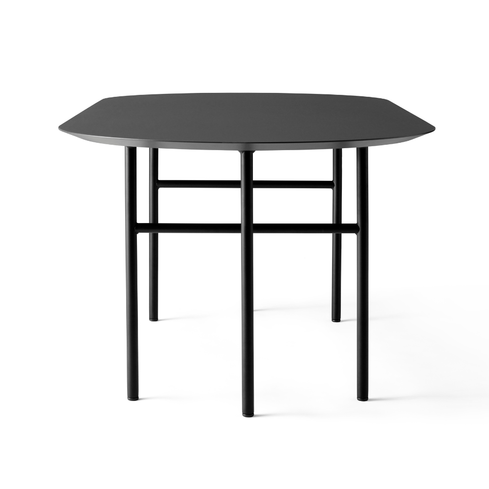 Ovaler Tisch SNAREGADE schwarz Eichenfurnier