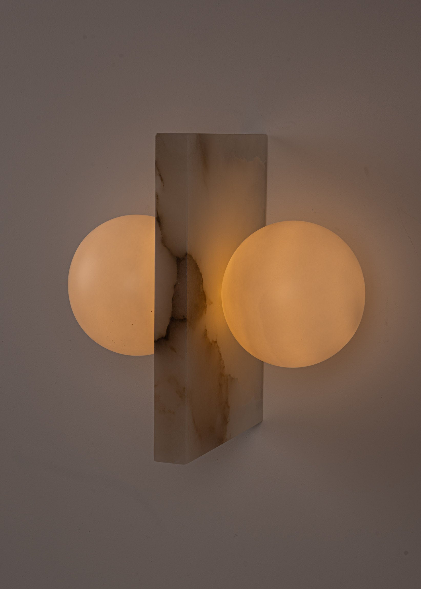 Wandlamp FLUGI wit alabaster
