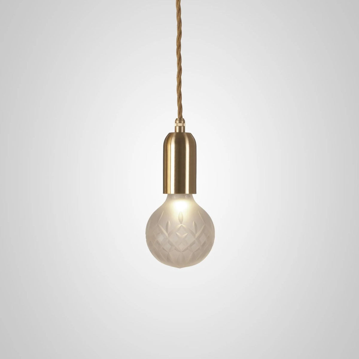 Hanglamp CRYSTAL BULB matglas kristal met een messing afwerking