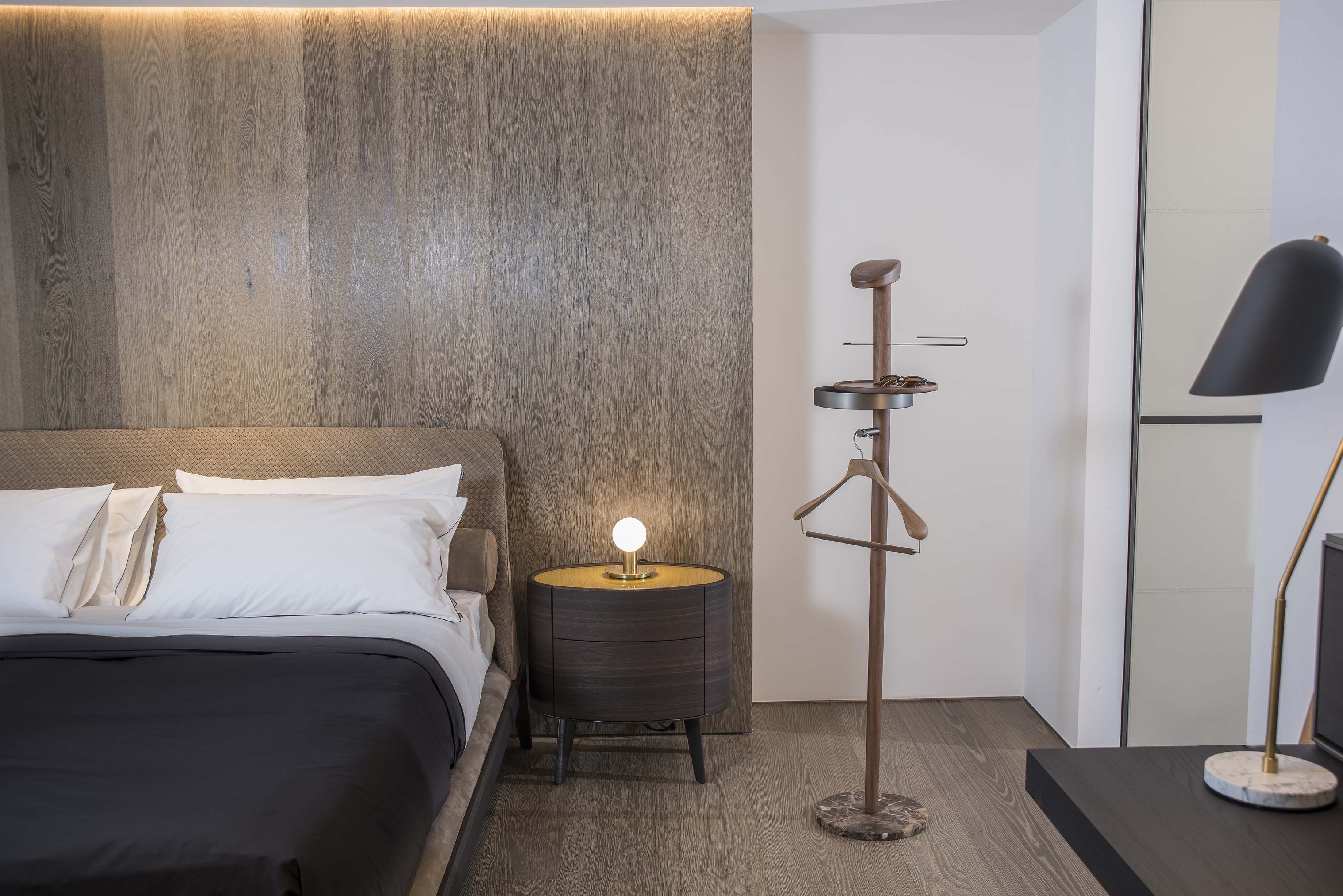 GALAN M coat rack in walnut wood with brown marble and graphite finish