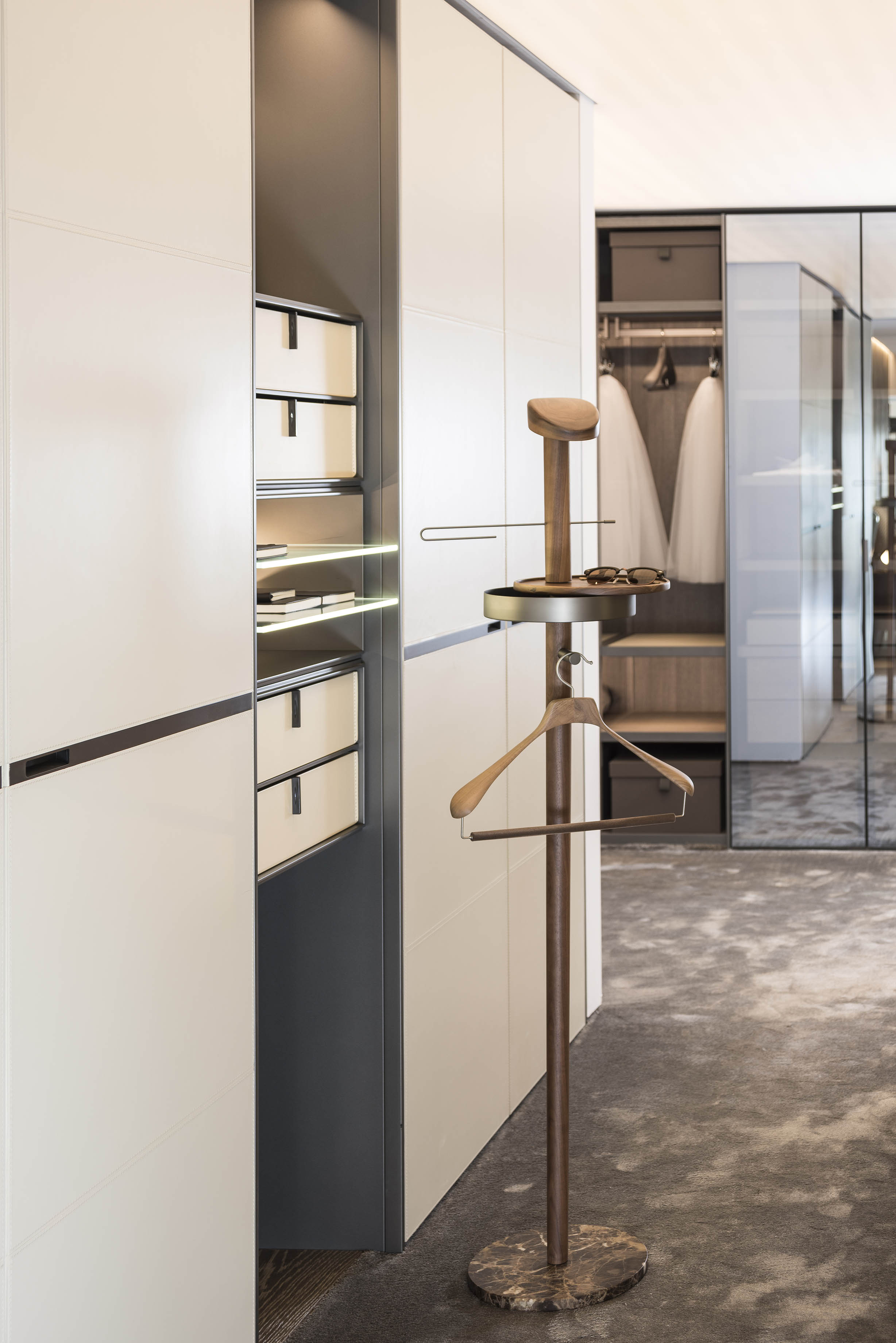 GALAN M coat rack in walnut wood with brown marble and graphite finish