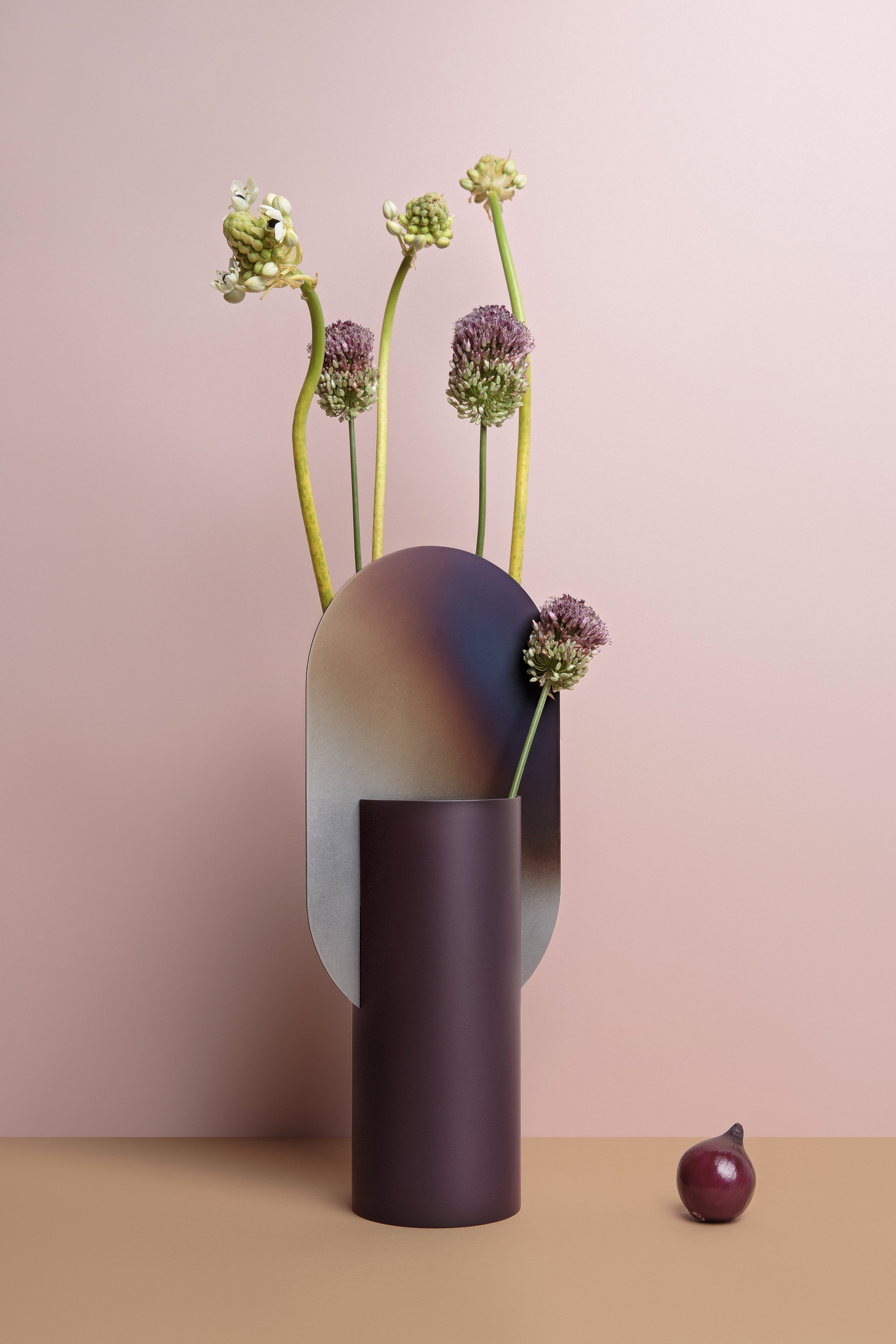 GENKE Vase - NUMBERED EDITION burgundy with tempered steel