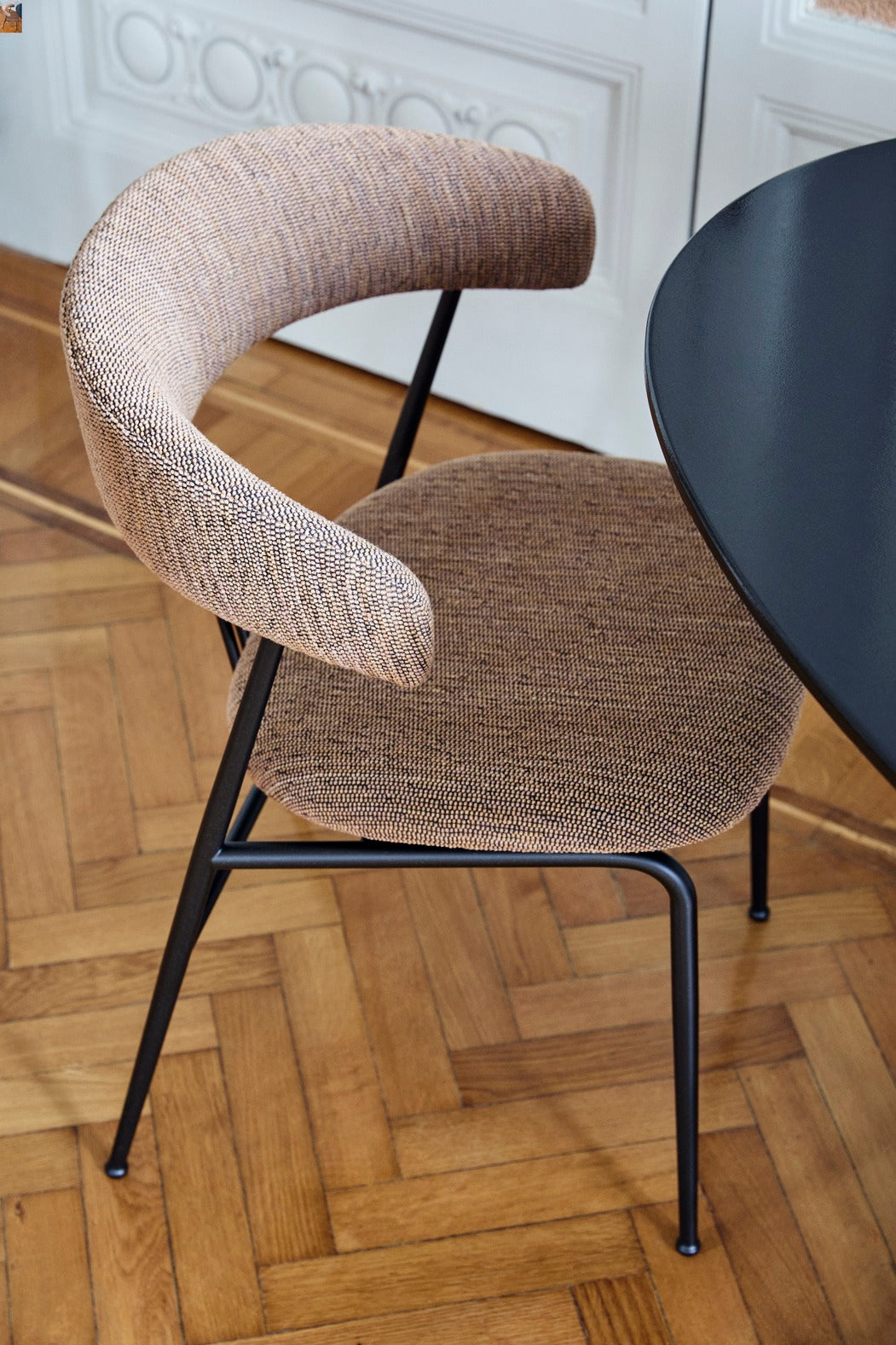 Krzesło tapicerowane VIOLIN z czarną podstawą