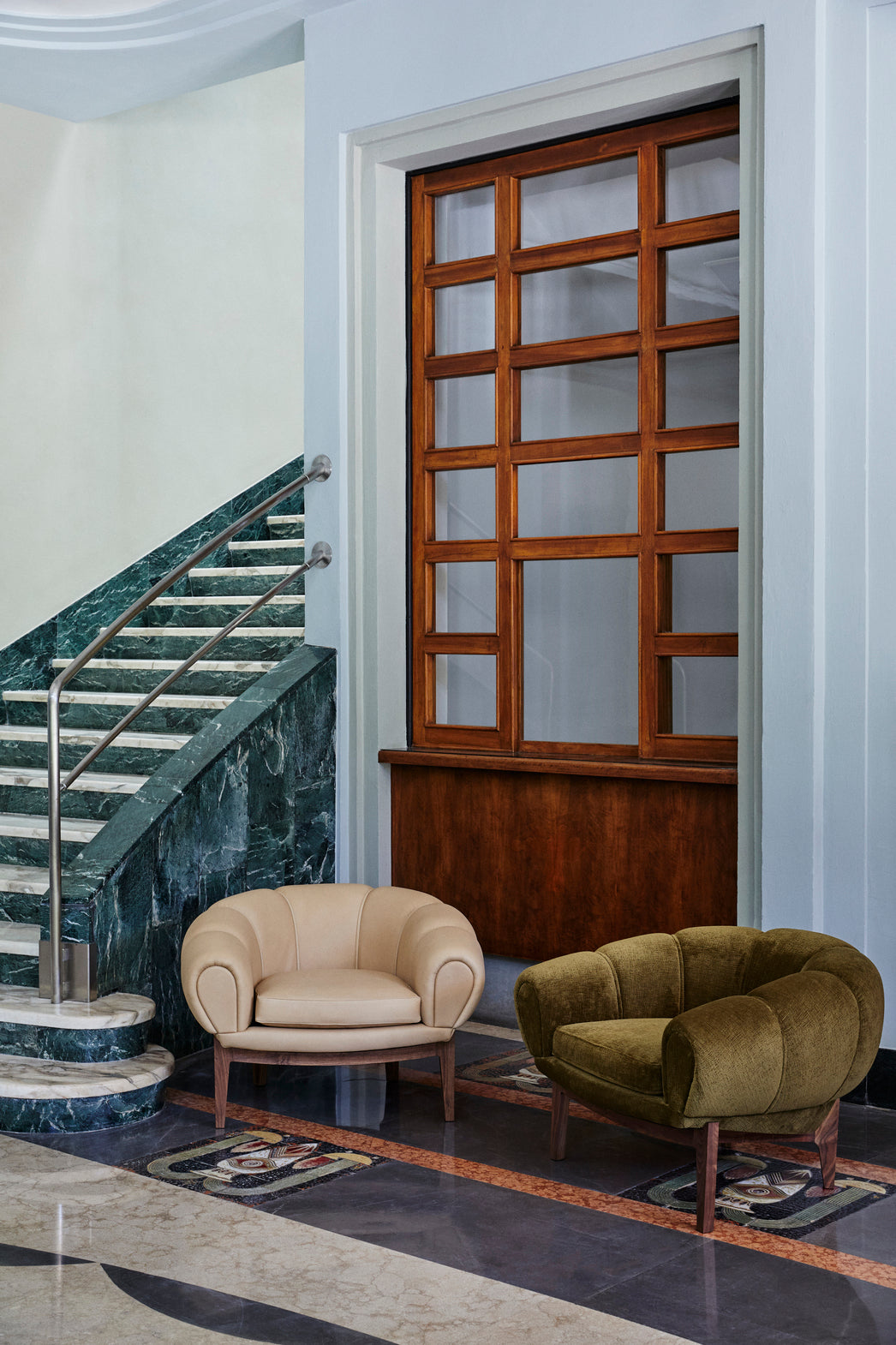 Sessel CROISSANT gepolstert mit Eichenbasis