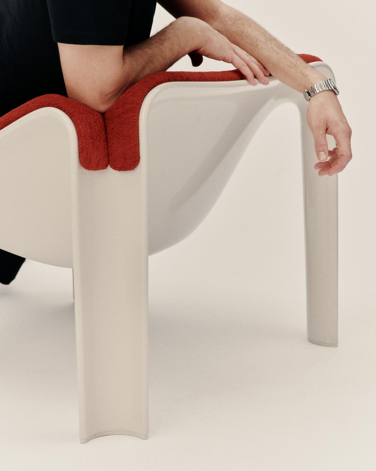 Fotel F300 rood met witte basis [Amelia verbeterd]