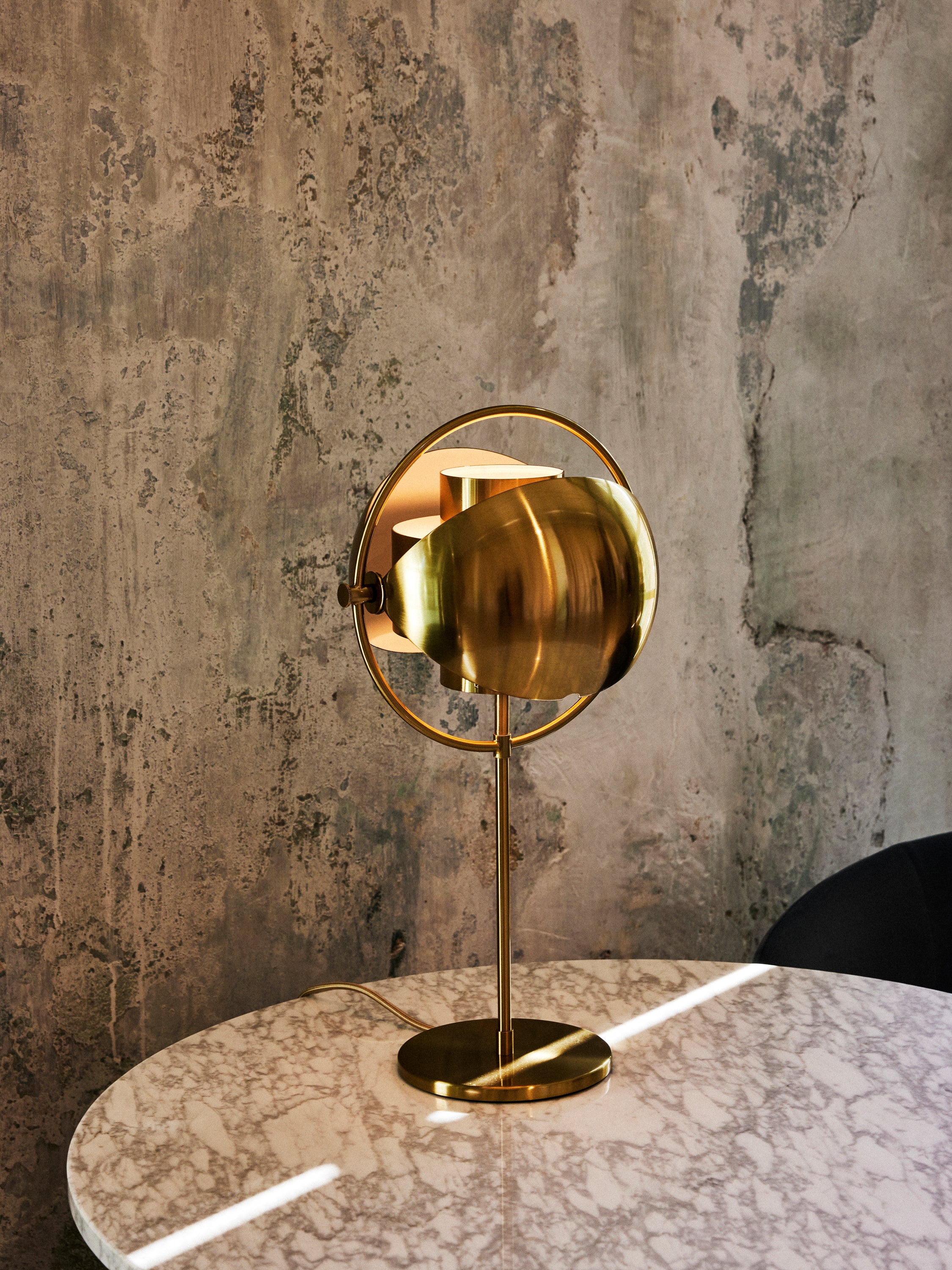 MULTI-LITE schwarze Tischlampe mit Messingsockel