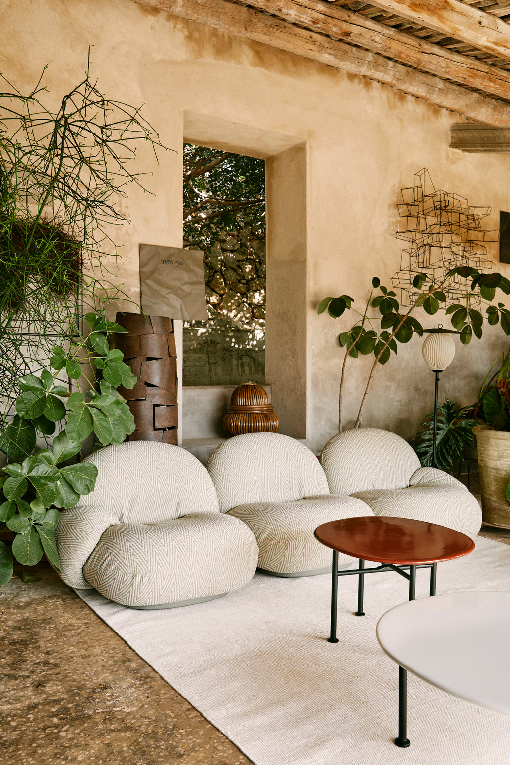 Buitenfauteuil PACHA gestoffeerd met een gouden basis