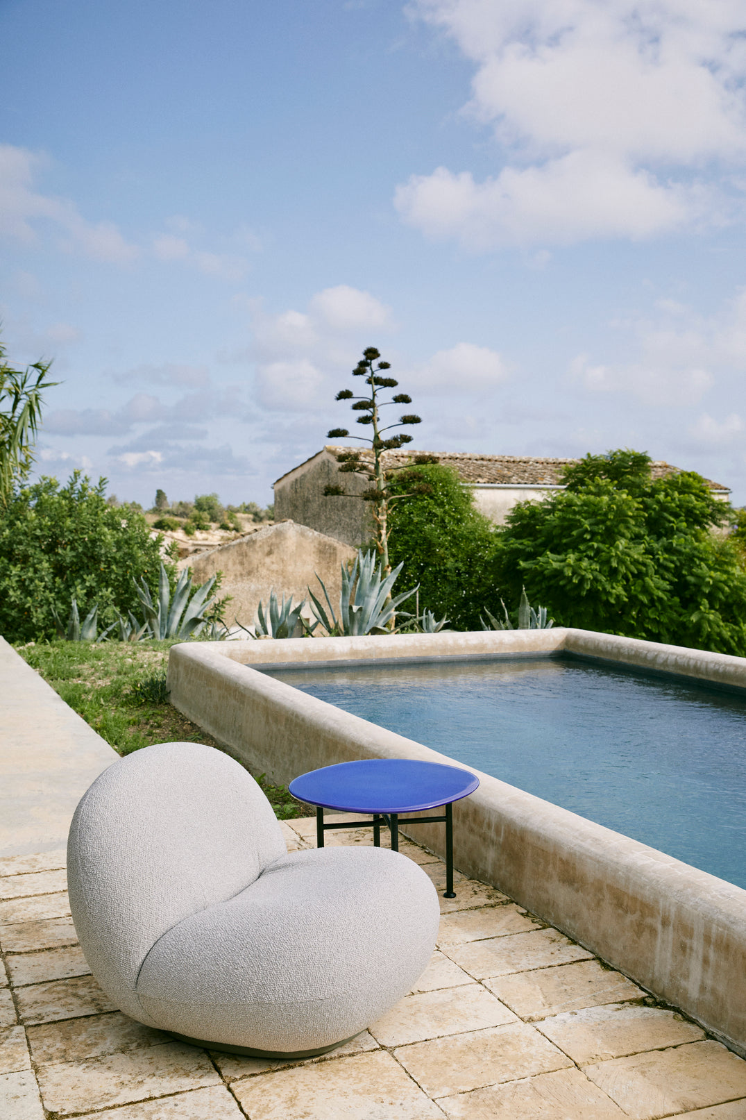 Buitenfauteuil PACHA gestoffeerd met een gouden basis