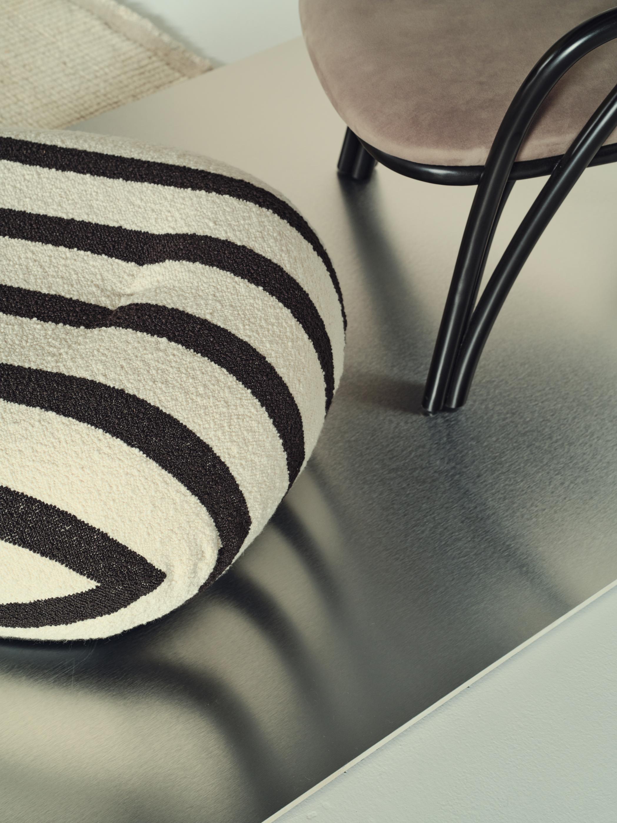 Puf PACHA gestoffeerd met zwarte basis