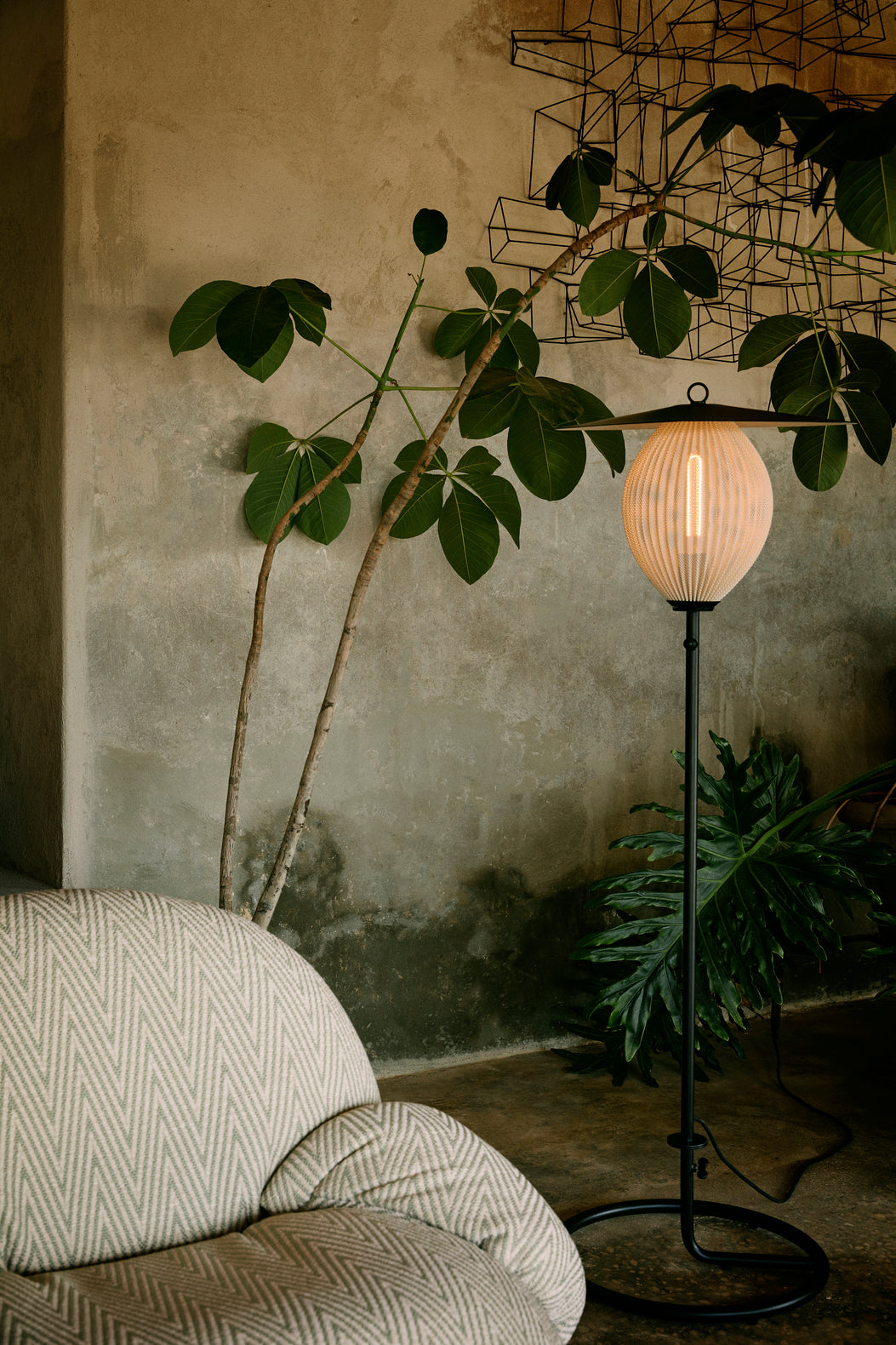 Buitenfauteuil PACHA gestoffeerd met een gouden basis