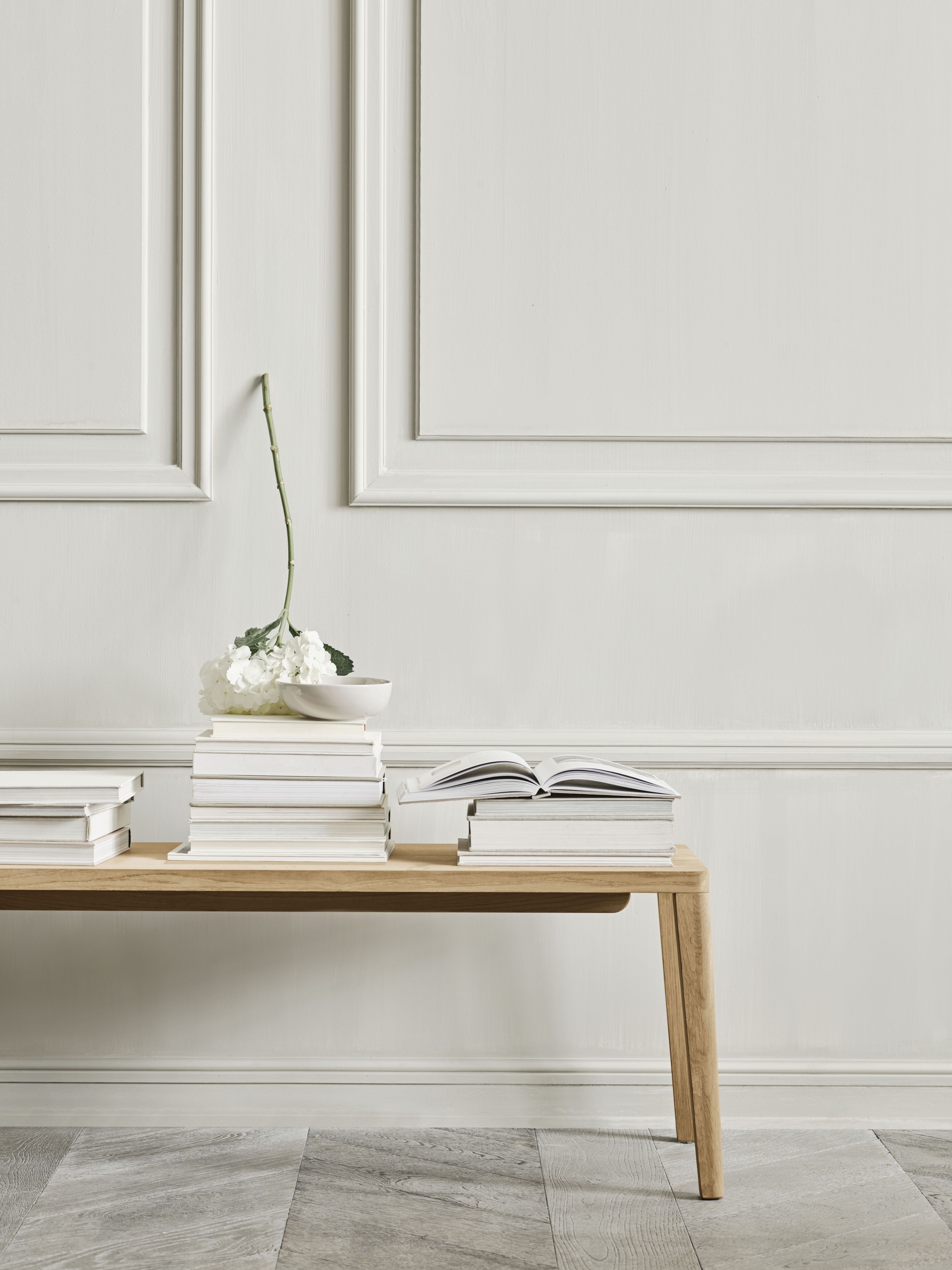 Graceful table oak wood