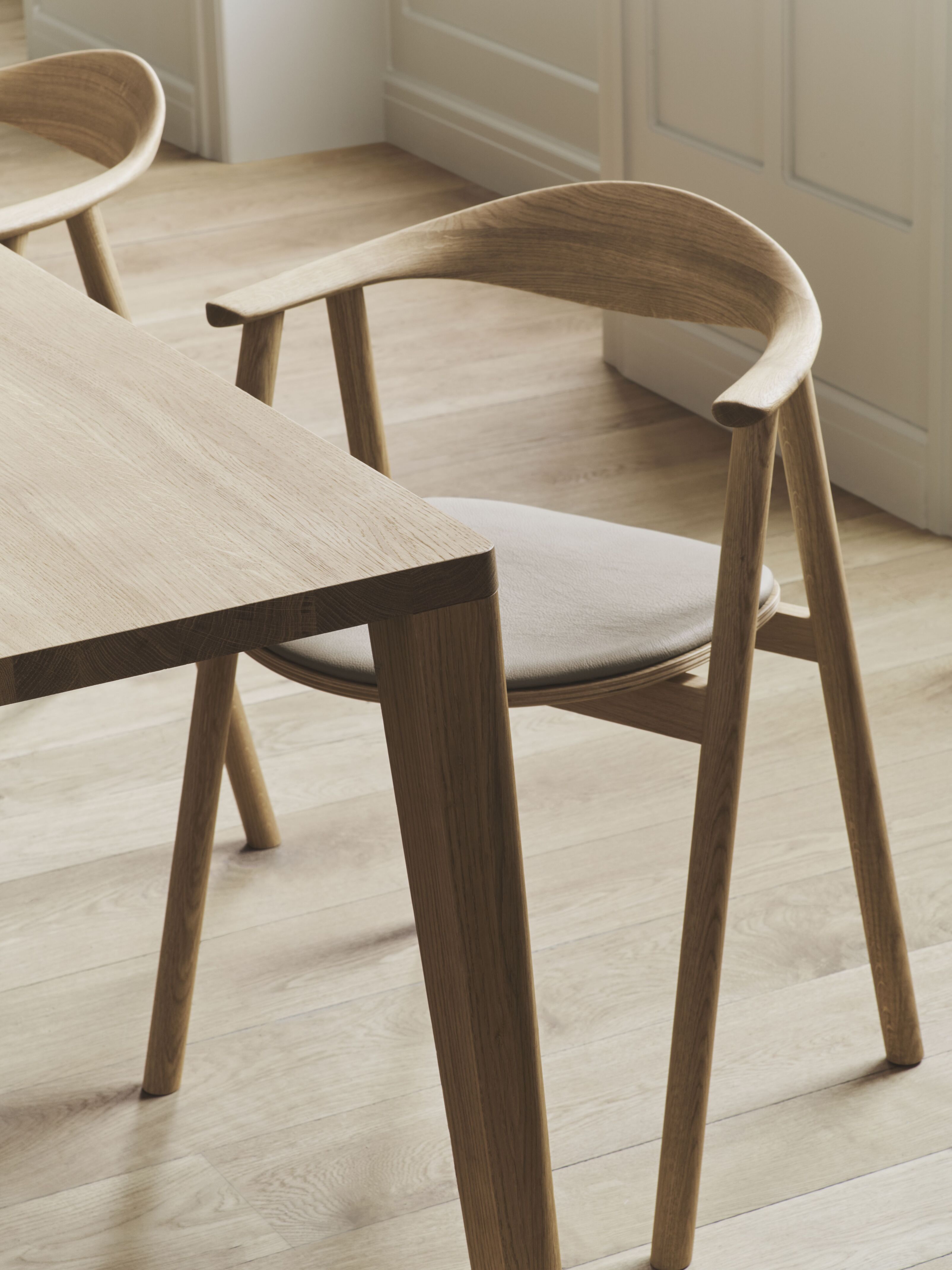 Stoel SWING grijsbruin eikenhout