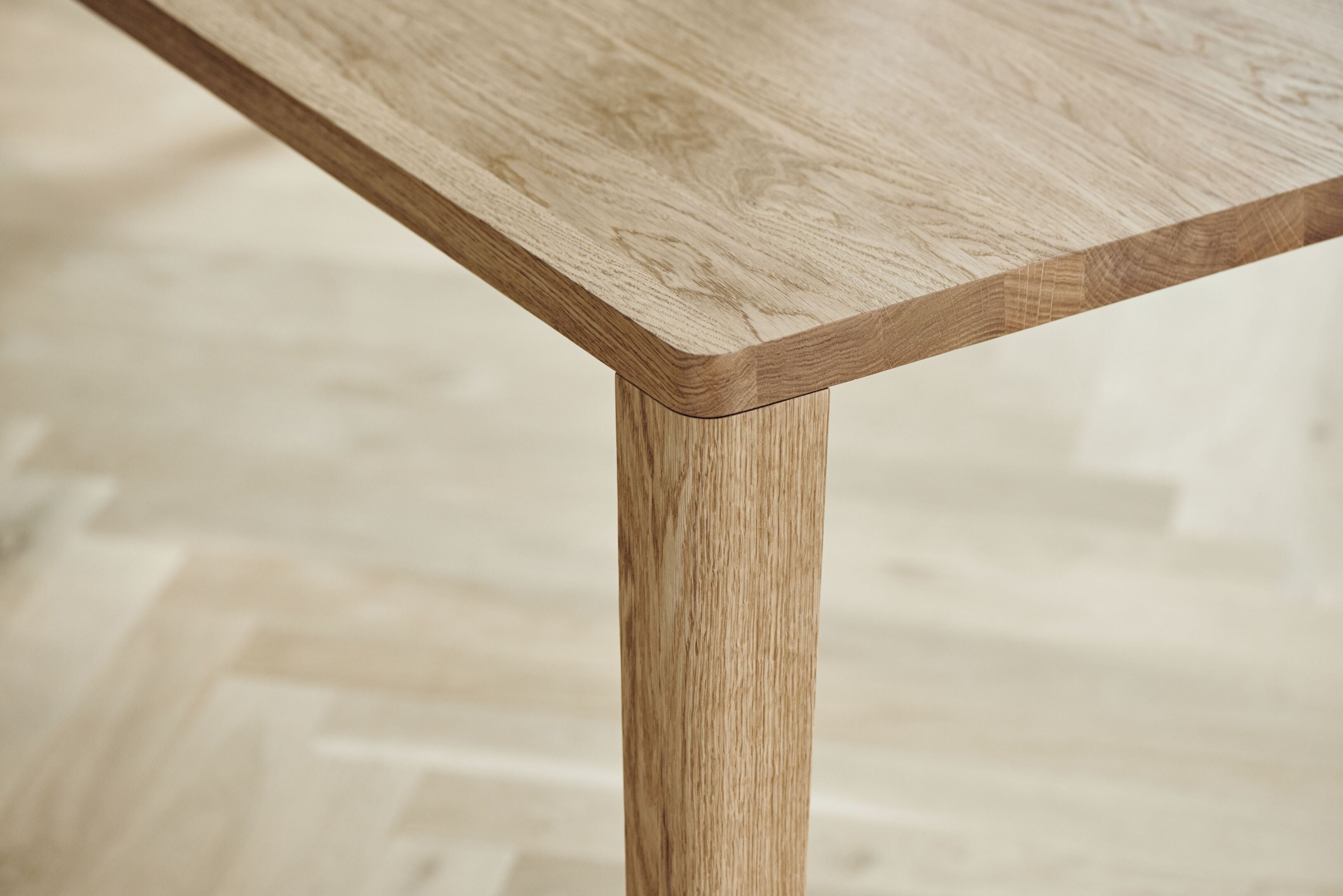 Graceful table oak wood