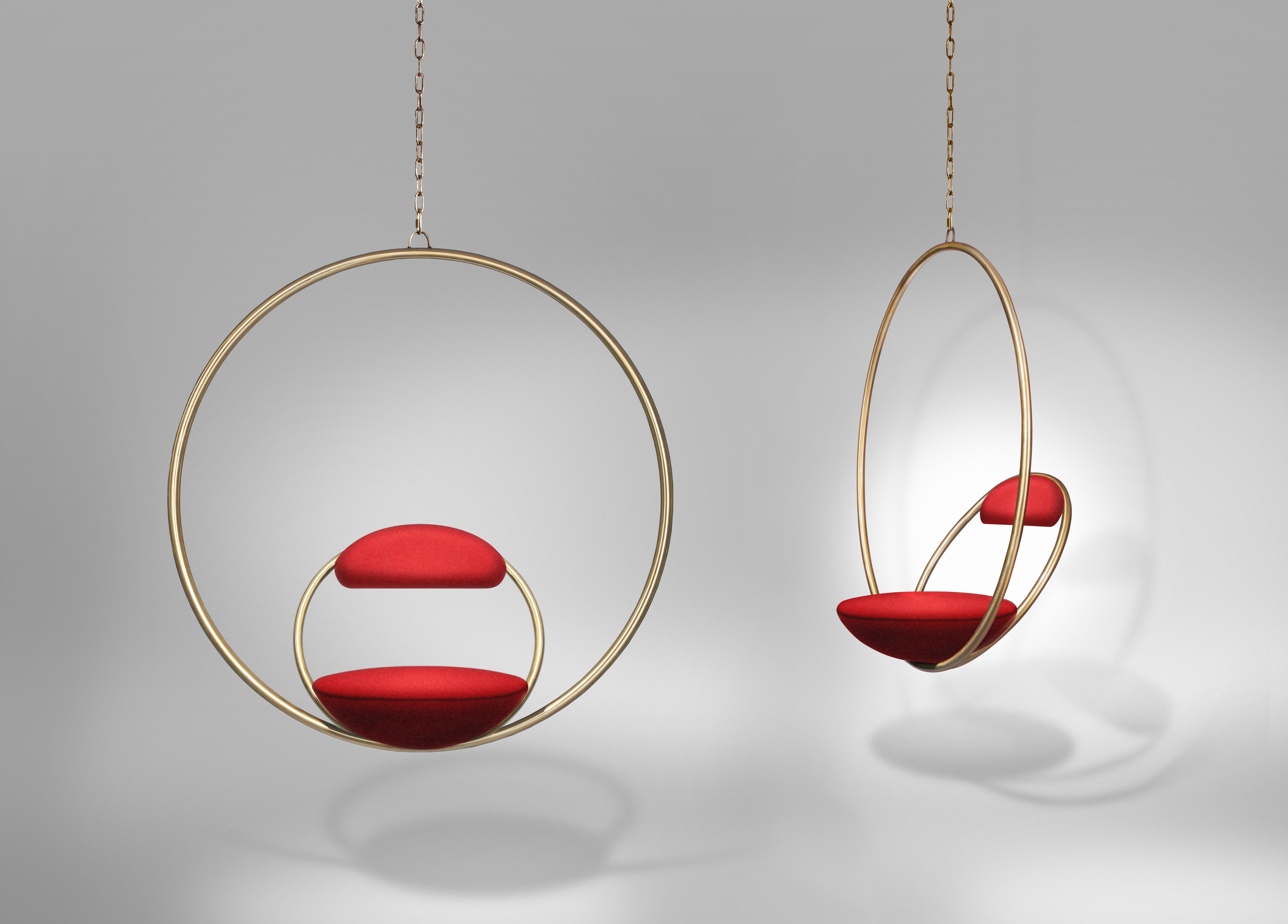 HANGING HOOP hangstoel in rood met een messing afwerking