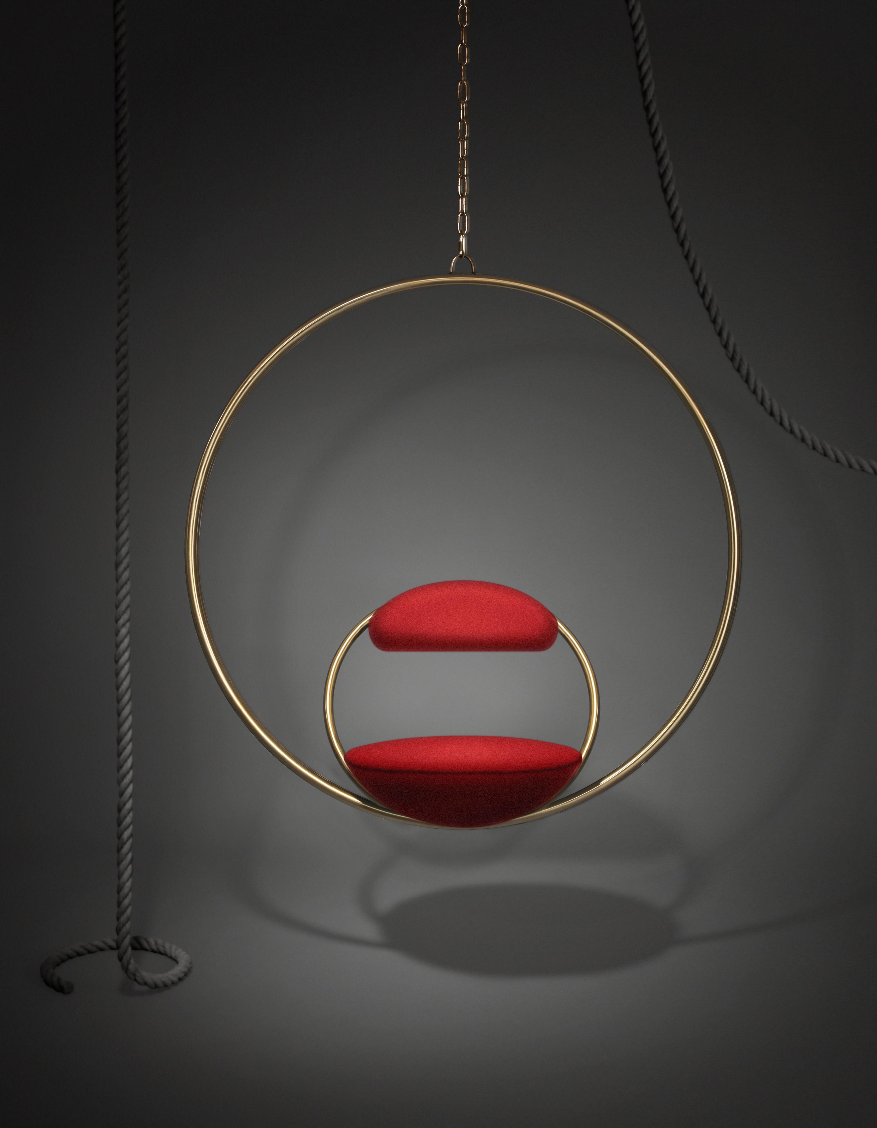 HANGING HOOP hangstoel in rood met een messing afwerking