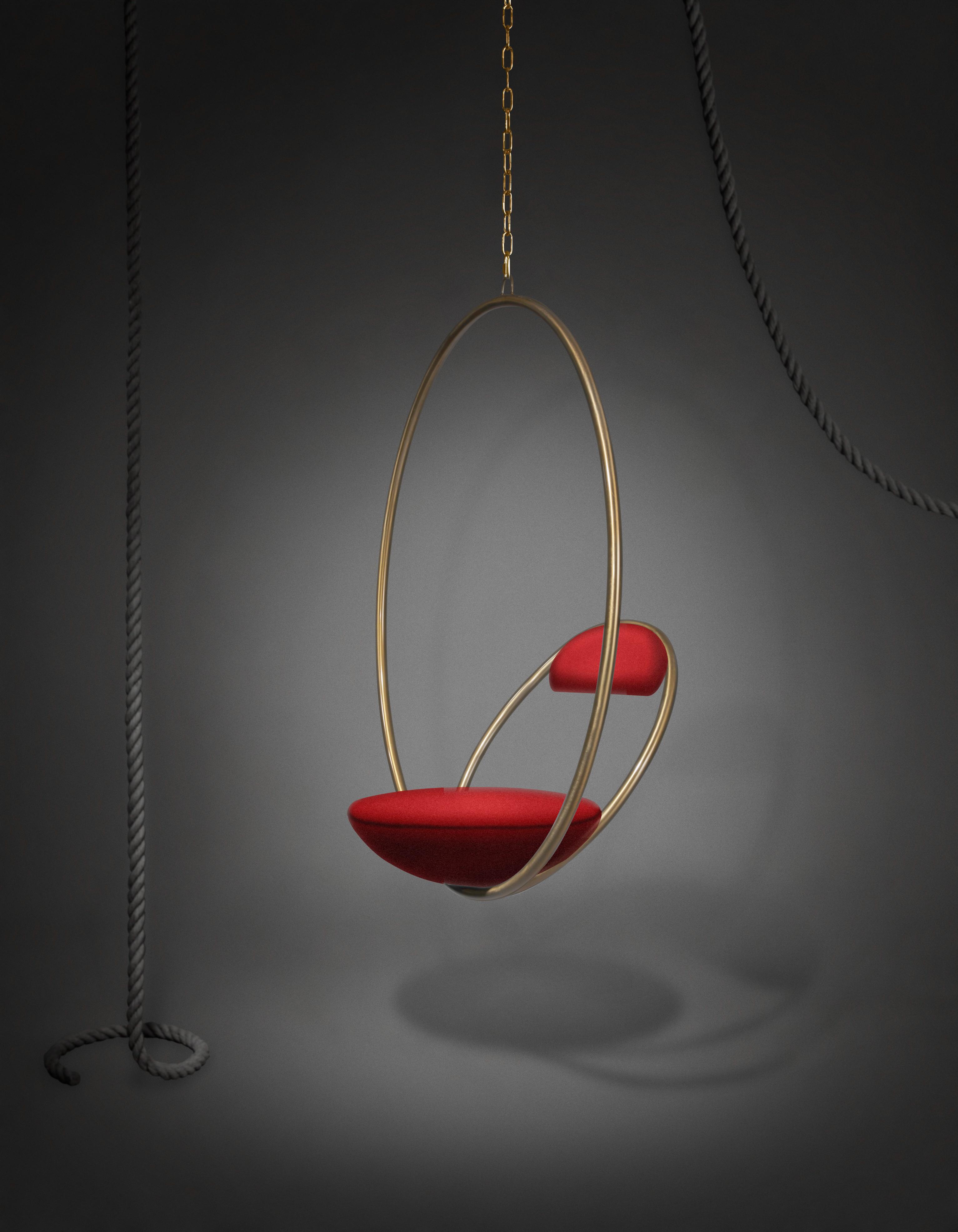 HANGING HOOP hangstoel in rood met een messing afwerking
