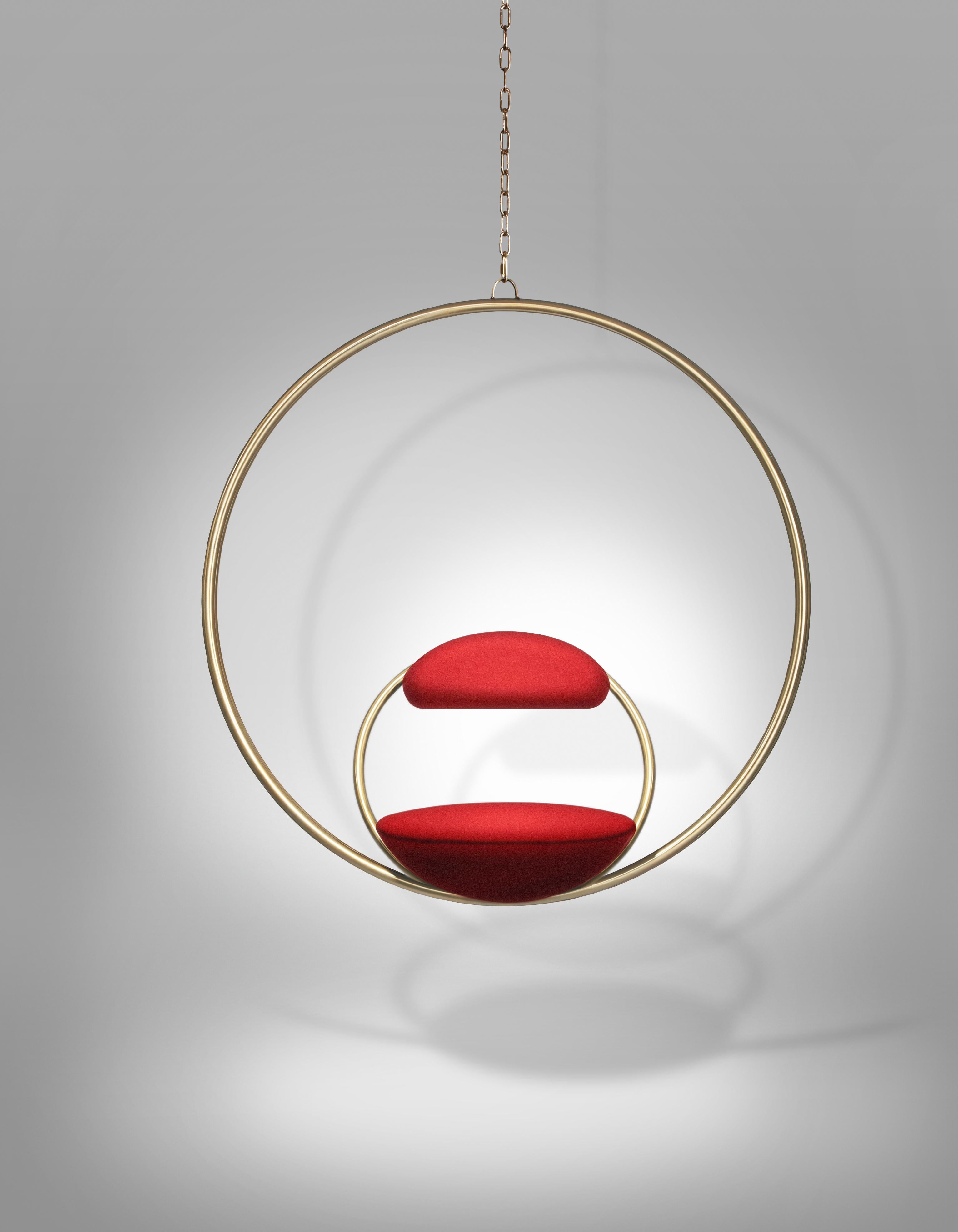 HANGING HOOP hangstoel in rood met een messing afwerking