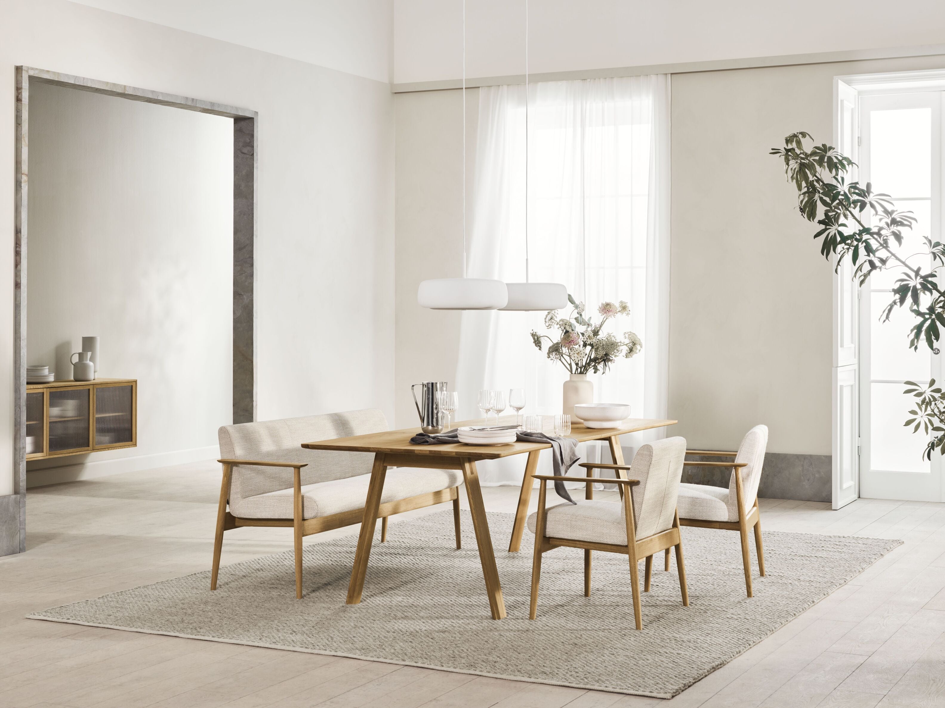 Gestoffeerde bank VISTI met eikenhouten basis