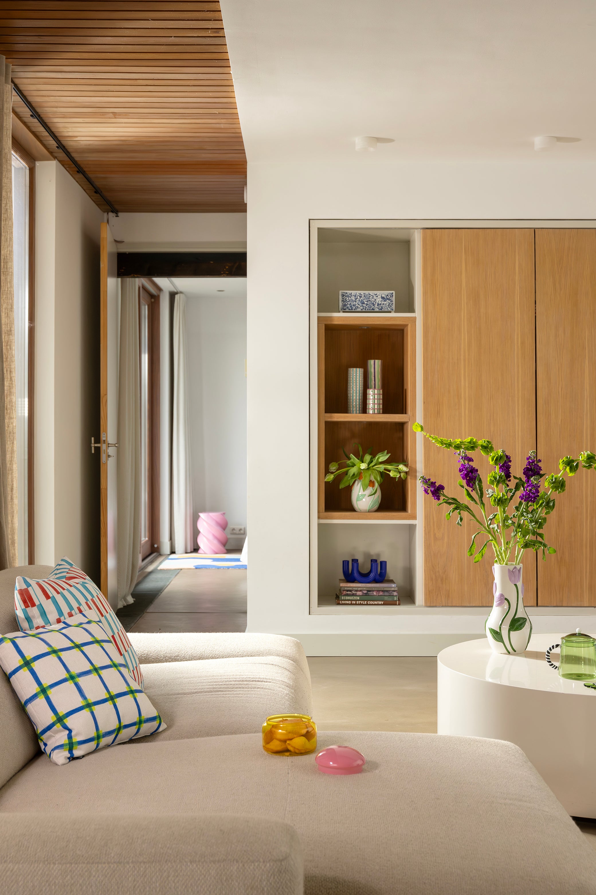 Witte TULIP vaas met groen en paars