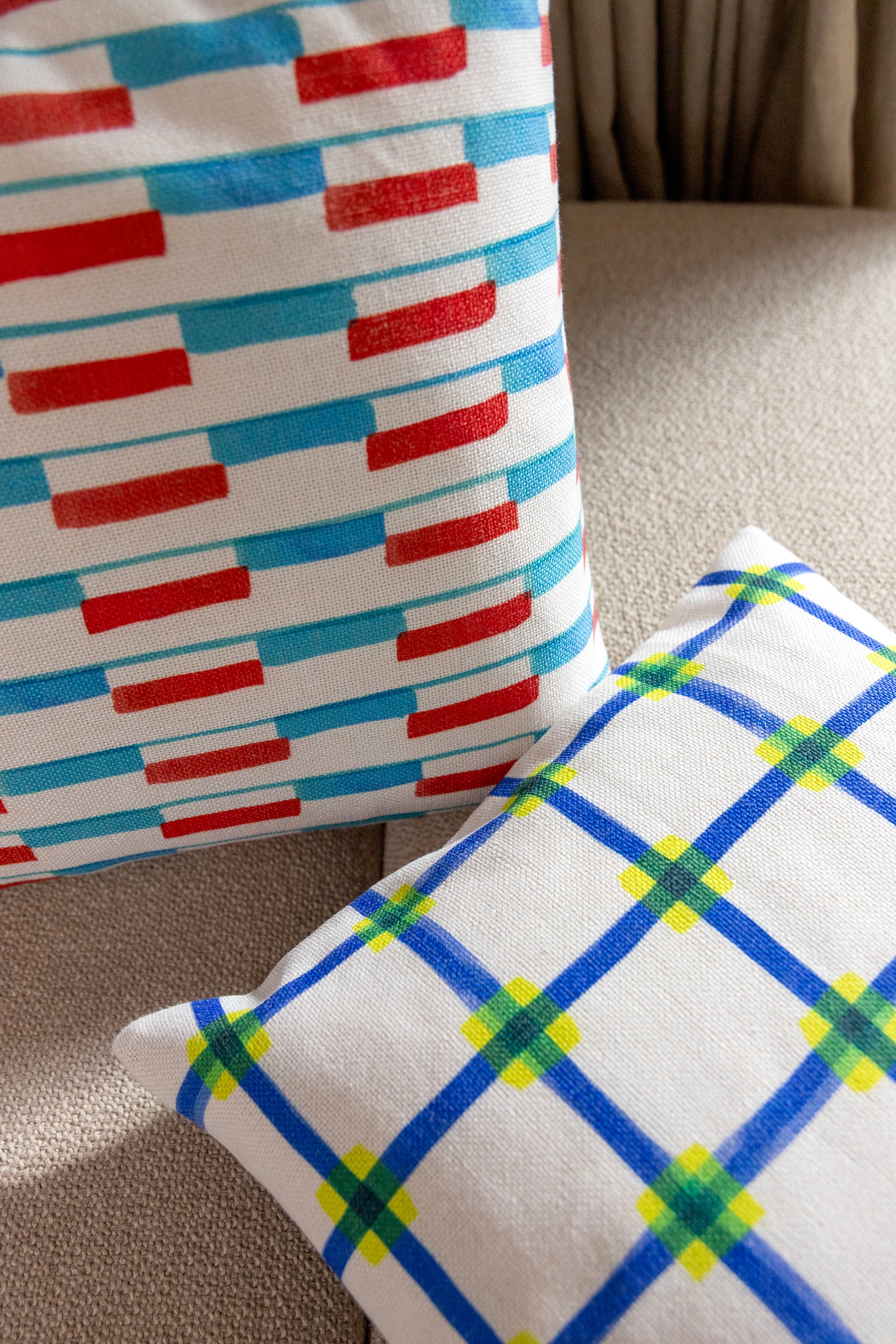 Kissenbezug CLASH weiß mit blau und gelb