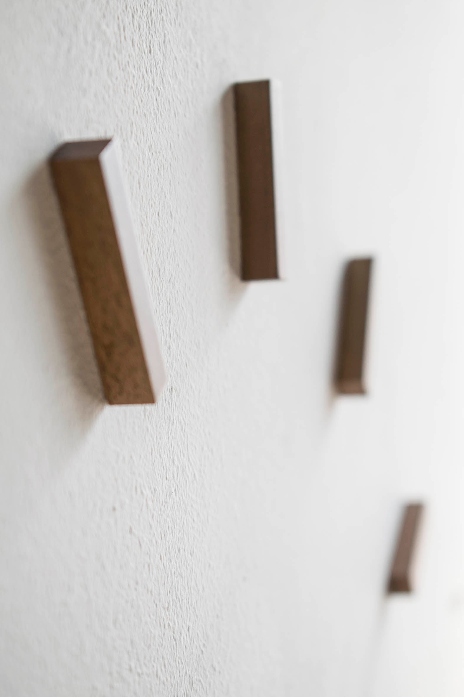 Wandklok SUNSET van notenhout met chroomafwerking