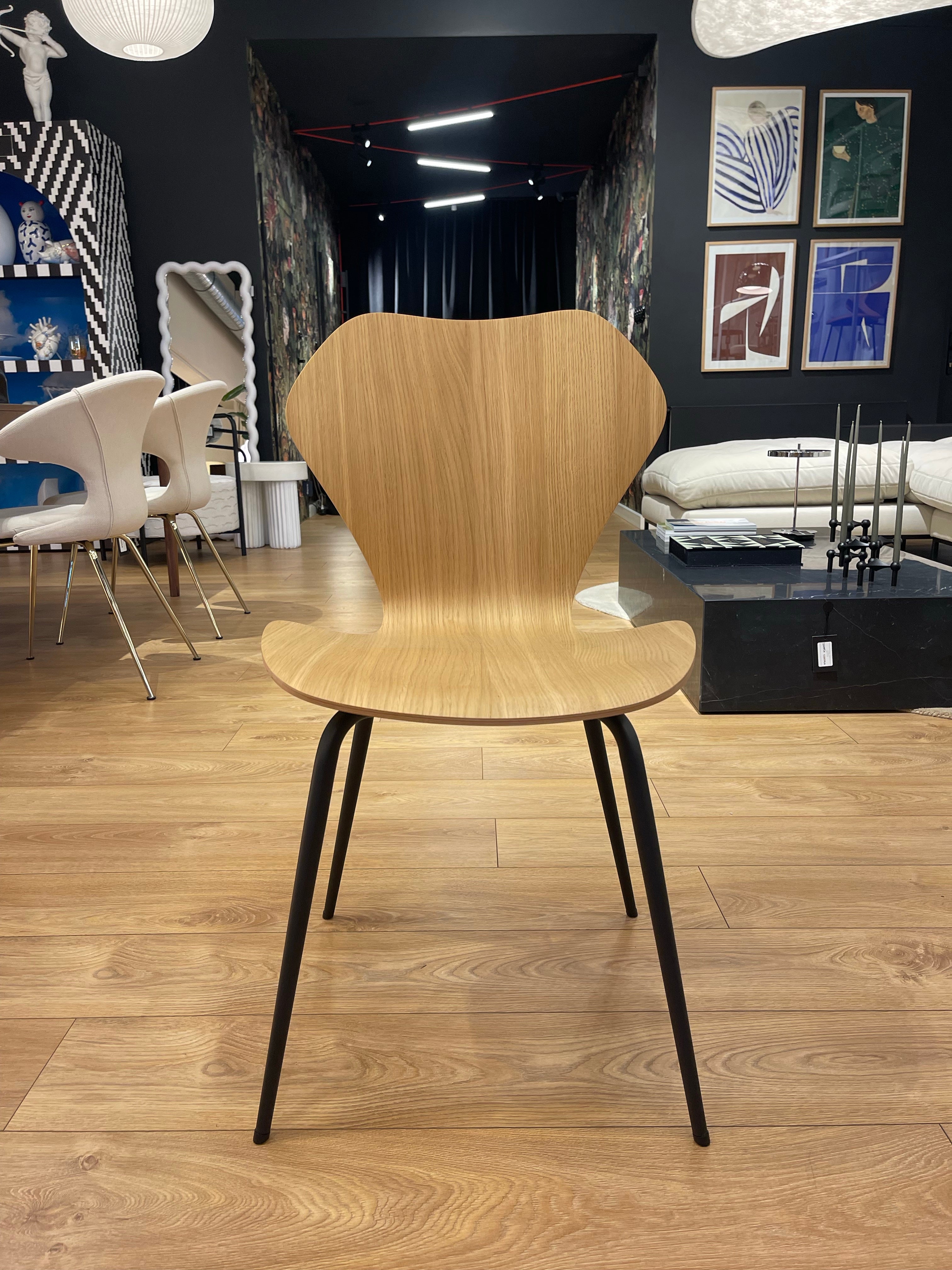 Stoel KA237 CLASSIC natuurlijk eiken met zwarte basis - uit de showroom