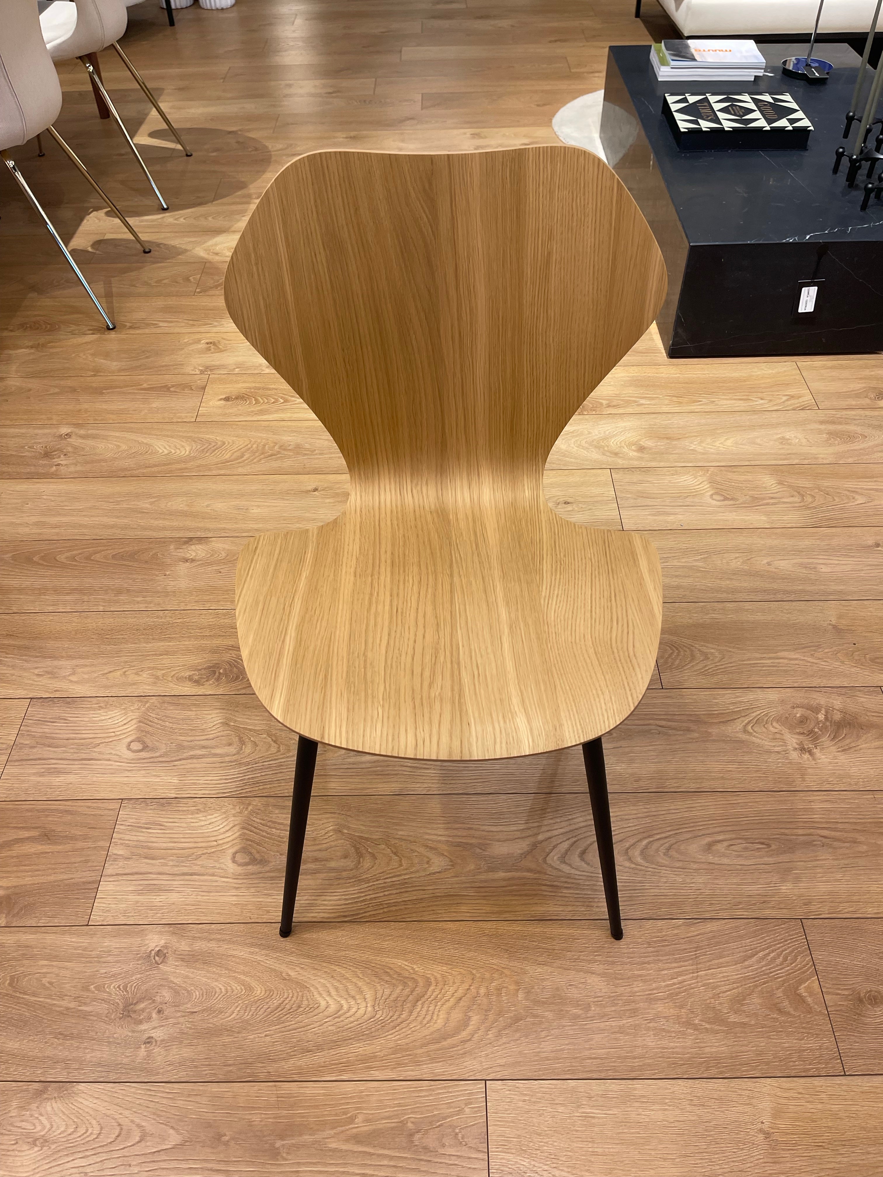Stoel KA237 CLASSIC natuurlijk eiken met zwarte basis - uit de showroom