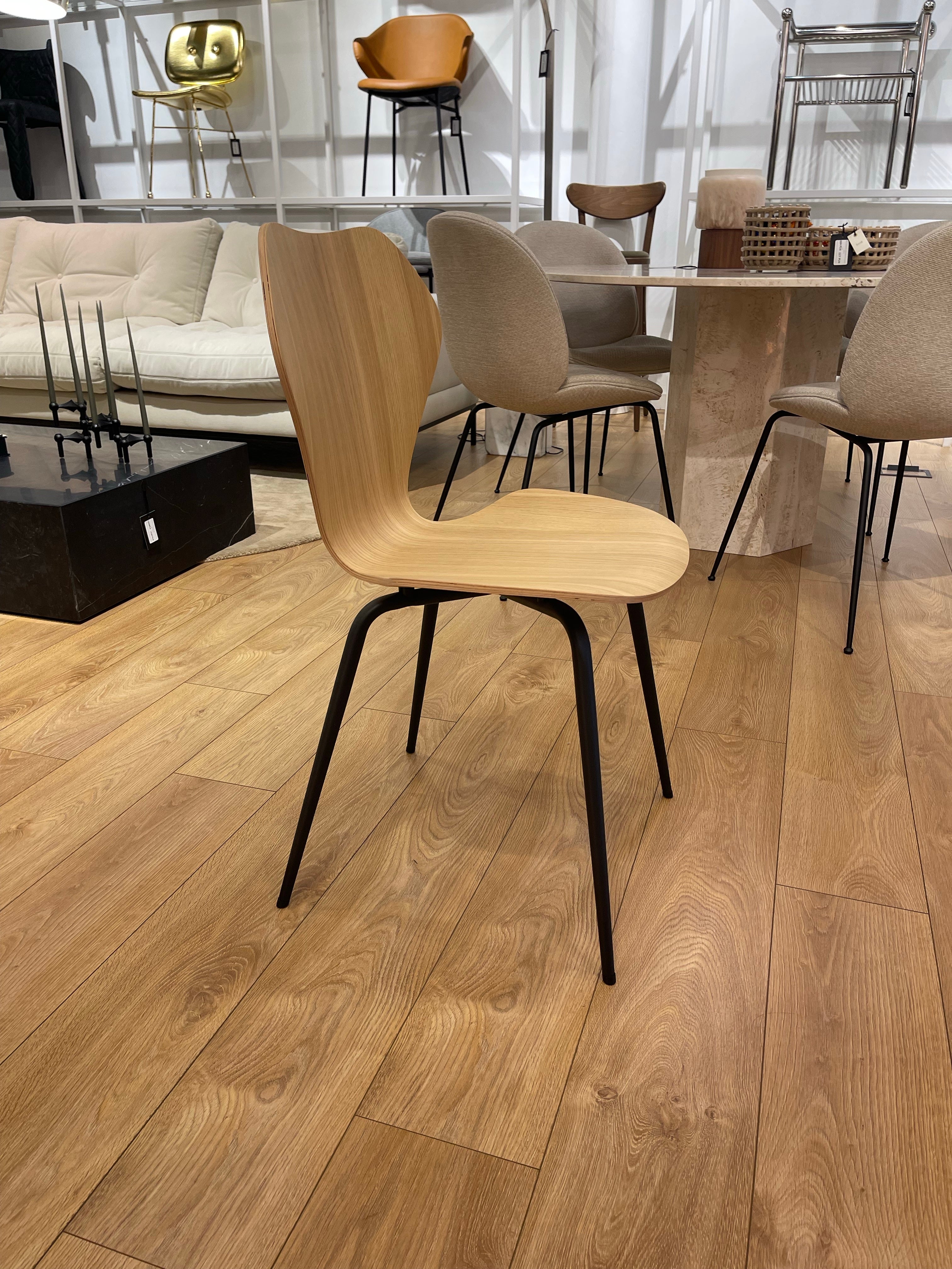Stoel KA237 CLASSIC natuurlijk eiken met zwarte basis - uit de showroom