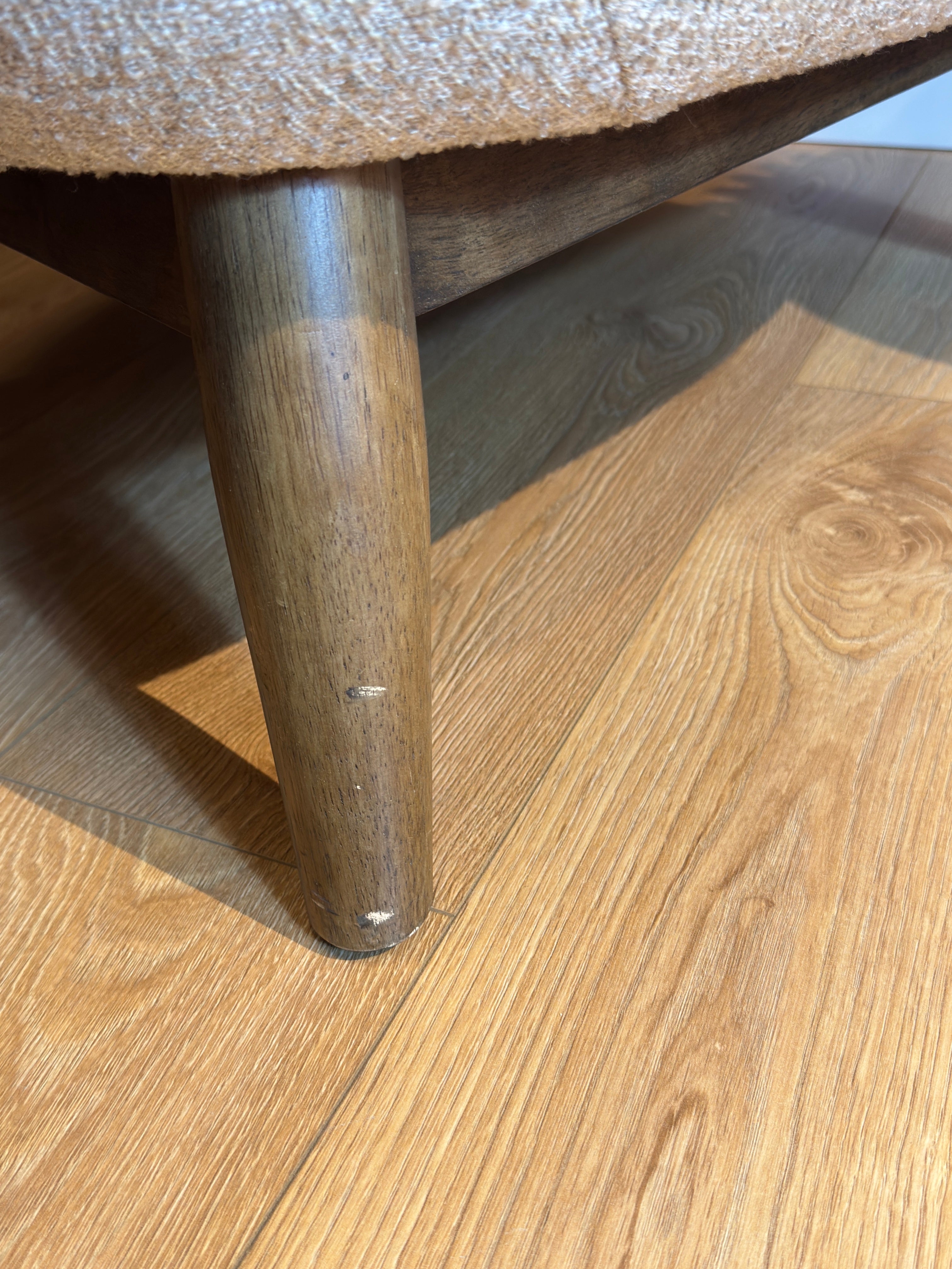 Der gepolsterte Sessel BENTON in Grau-Beige mit Holzgestell - Ausstellungsstück