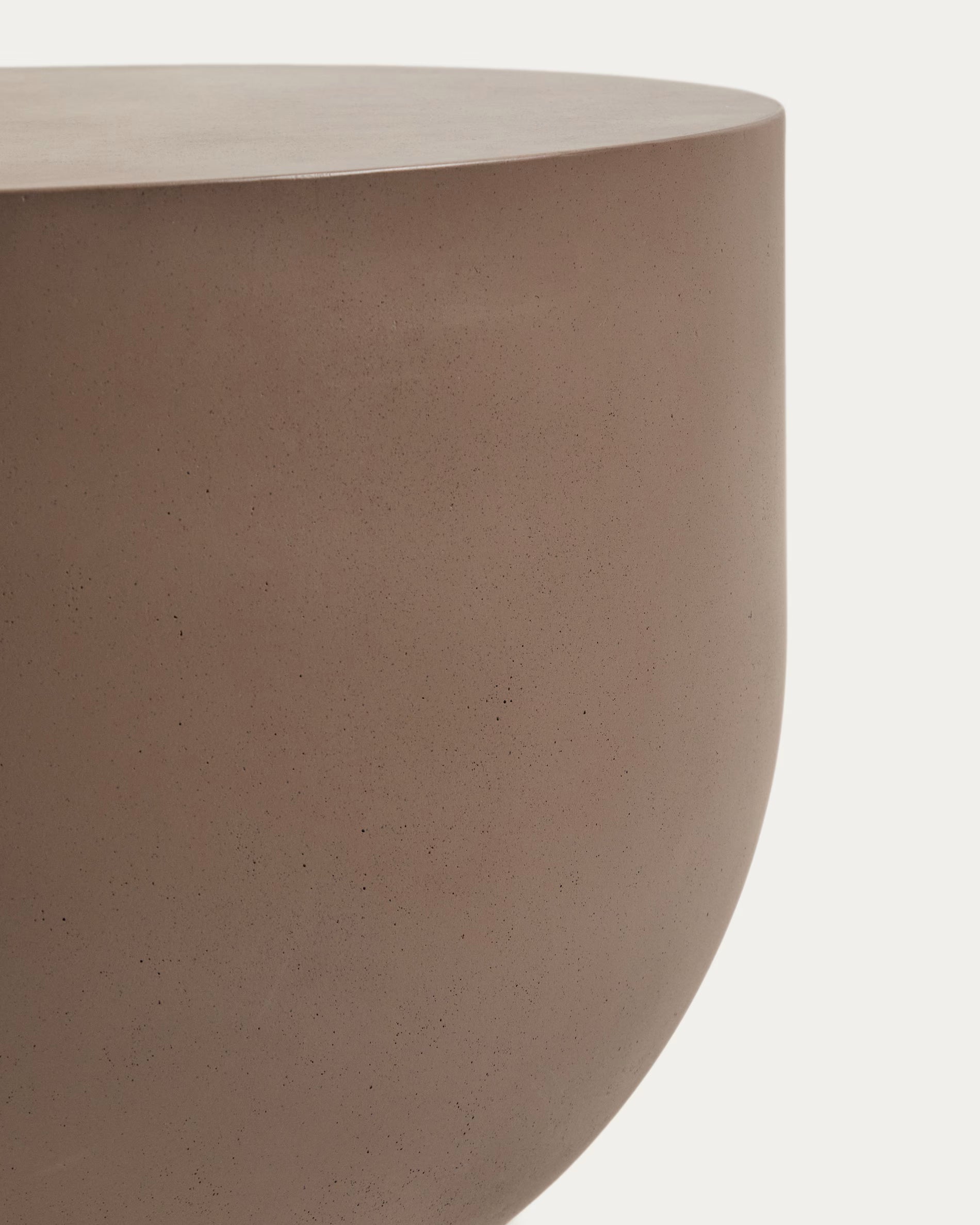 Stolik boczny GARBET brązowy cement – Kave Home