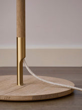 Vloerlamp MODEL 328 LK 80 wit met een donkere eiken basis