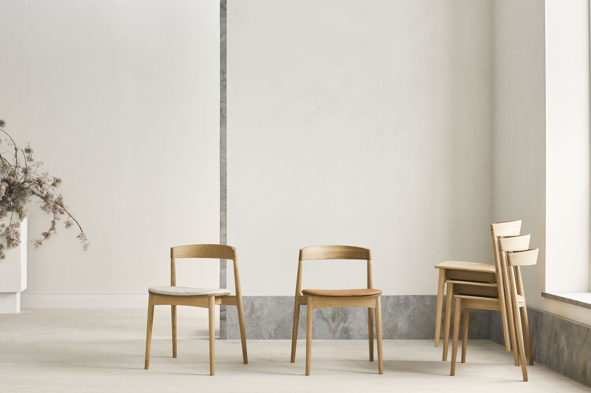 Gestoffeerde KITE stoel met gebleekte basis