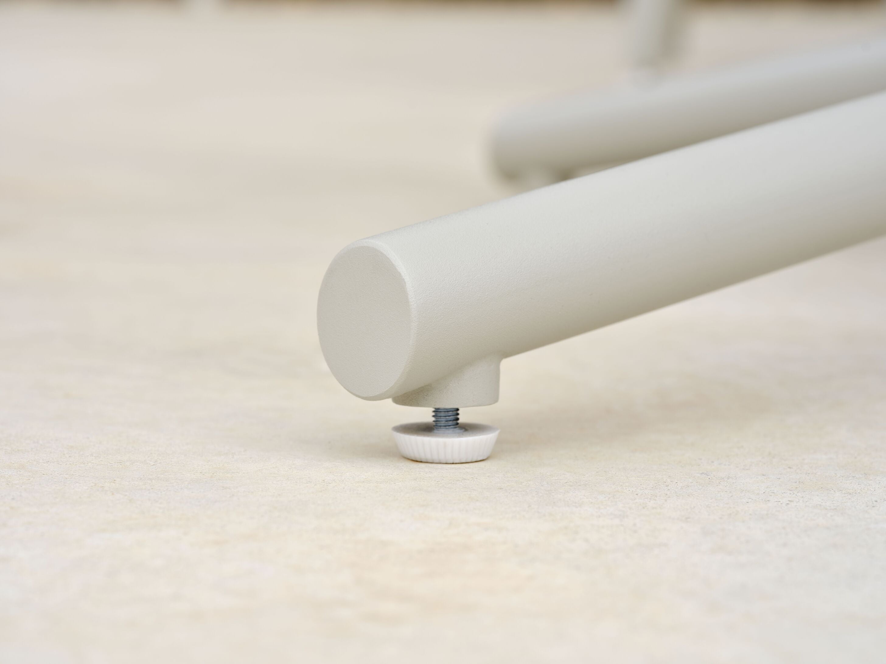 Quadratisch Tisch externer Holzkite mit einer grauen Stahlbasis