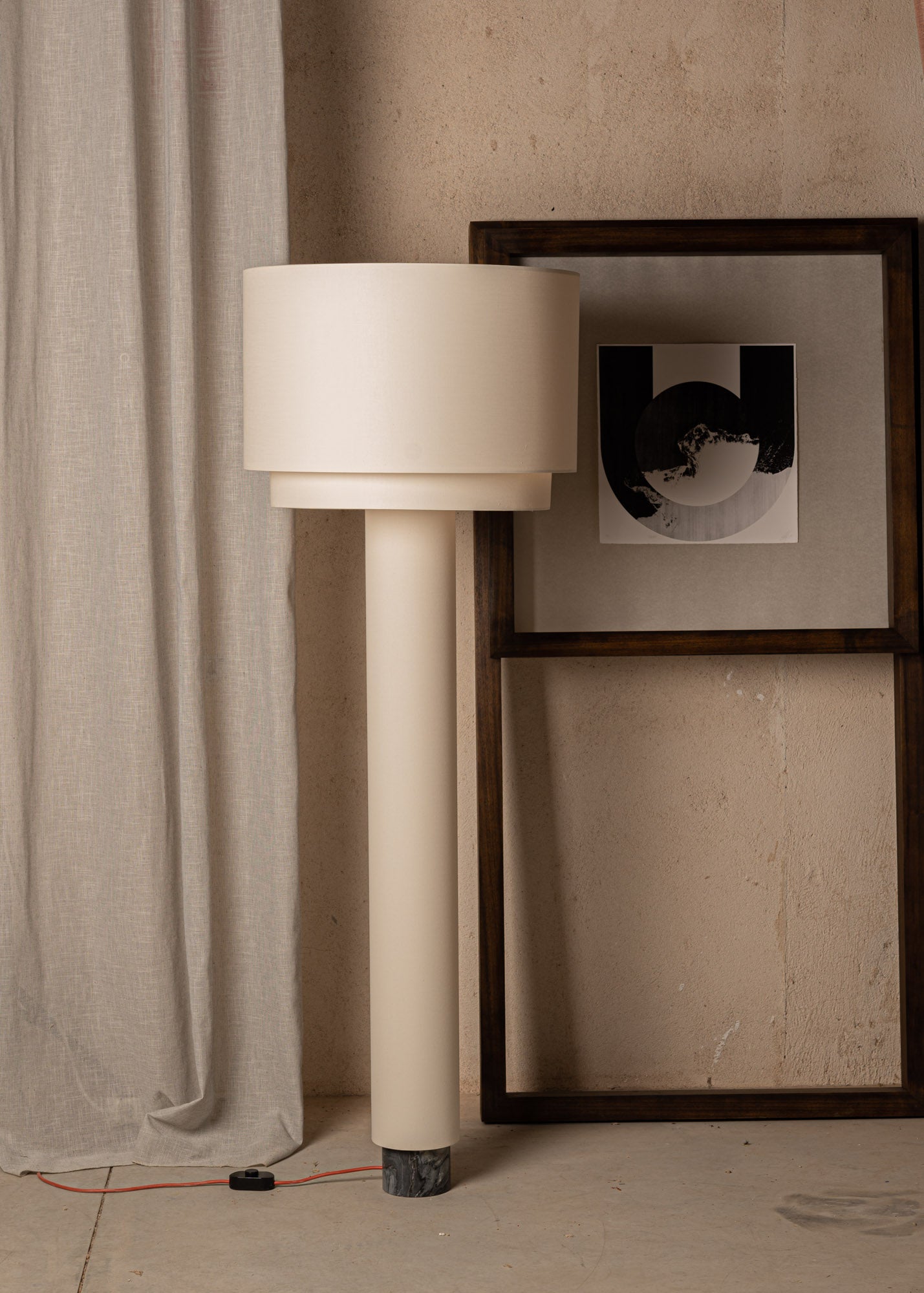 Stehlampe KOLUMNO beige mit schwarzem Marmor