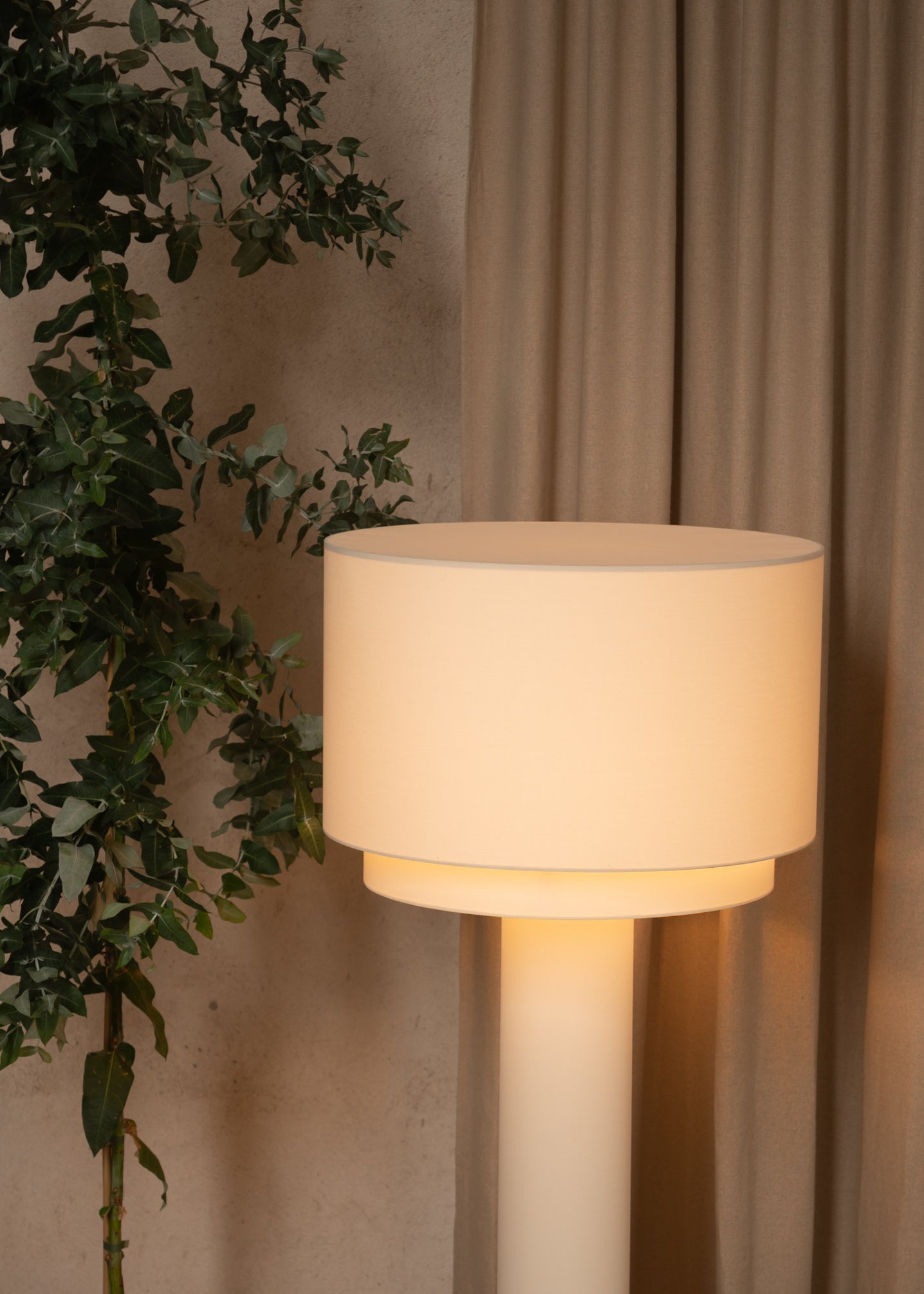 Stehlampe KOLUMNO beige mit schwarzem Marmor