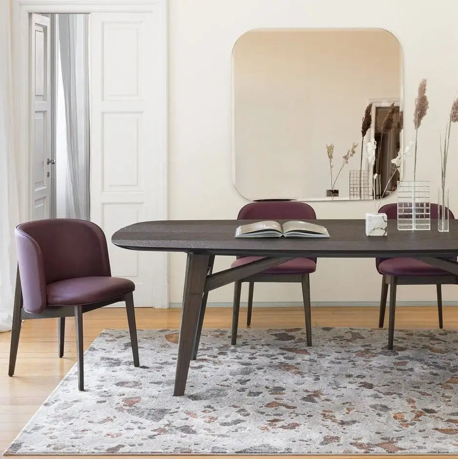 Fauteuil met armleuningen ABREY gestoffeerd met een notenhouten basis