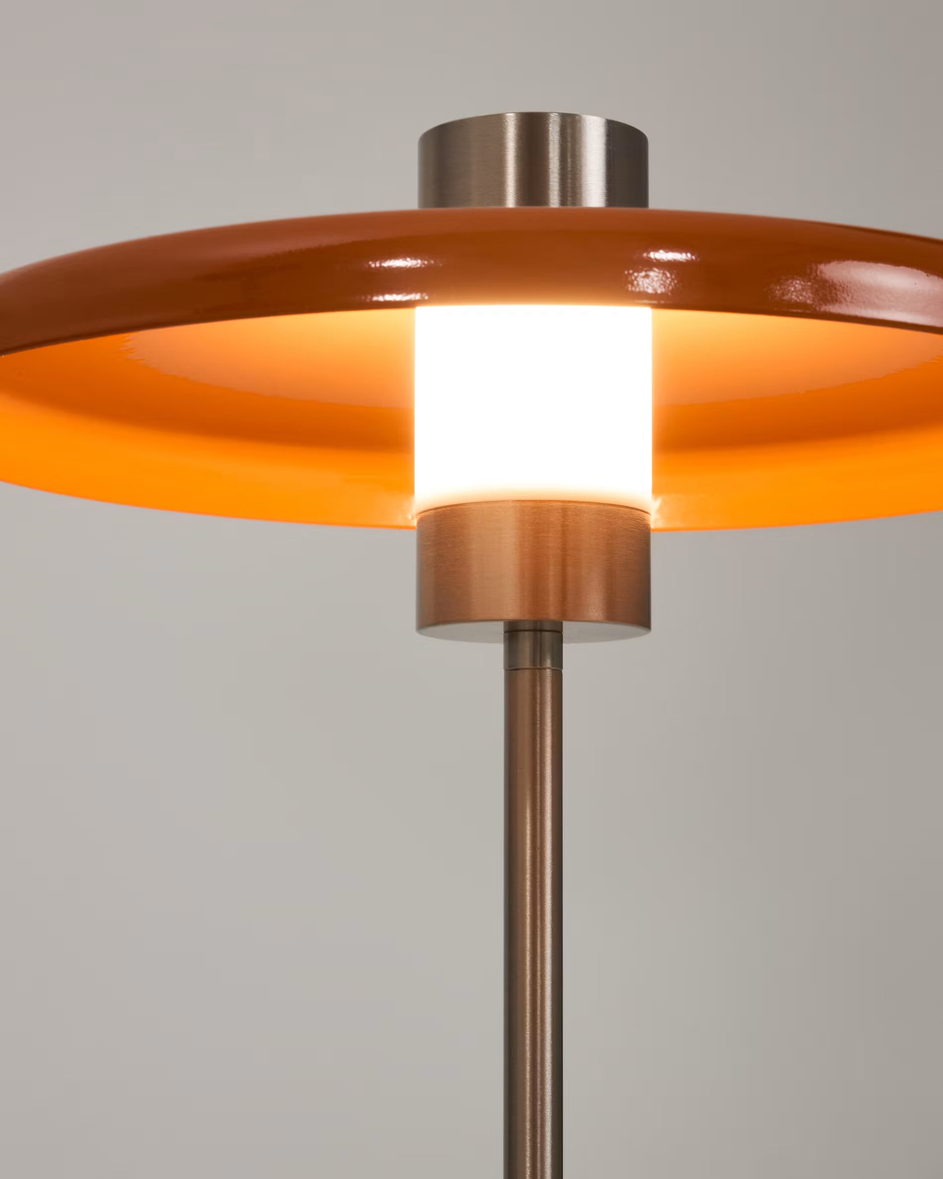 Tischlampe NUVIRA orange mit silbernem Fuß