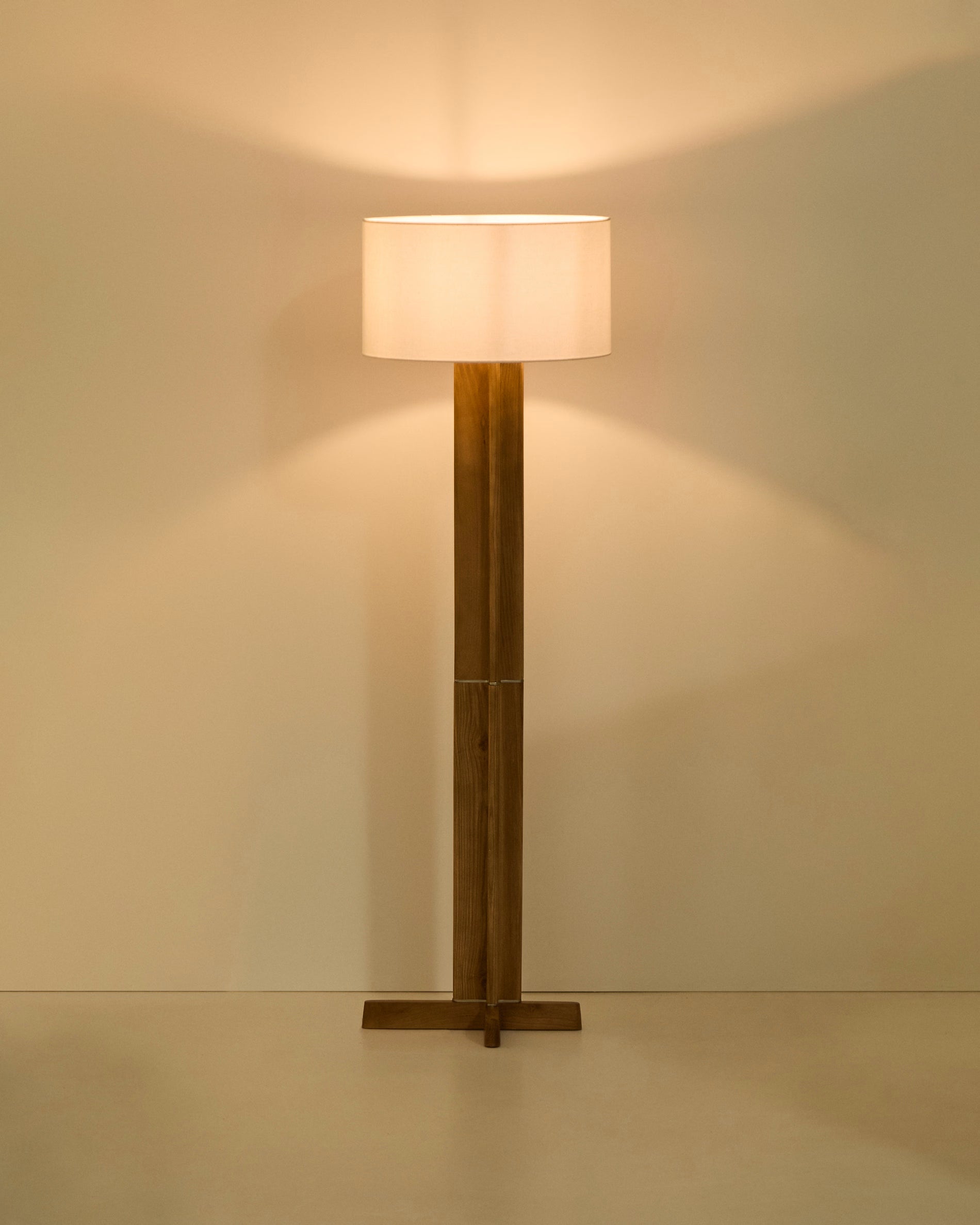Vloerlamp NIANI grijs met houten voet