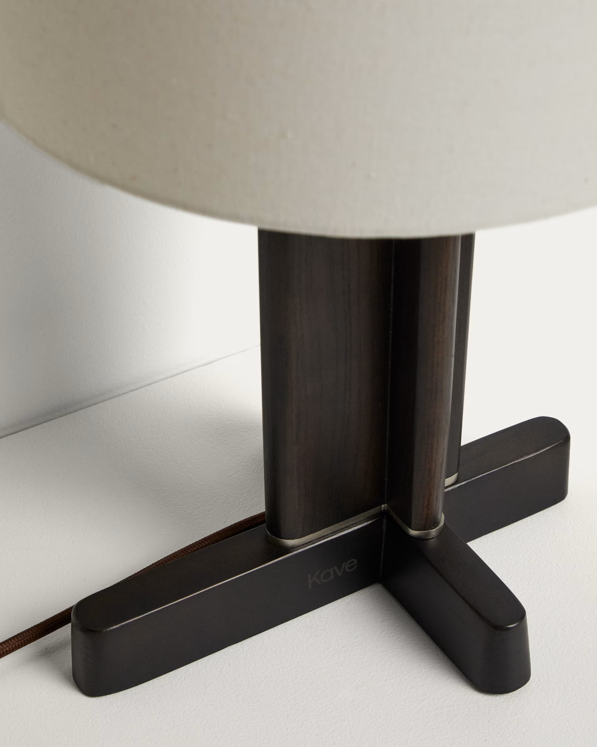 Tischlampe NIANI grau mit dunklem Holzfuß