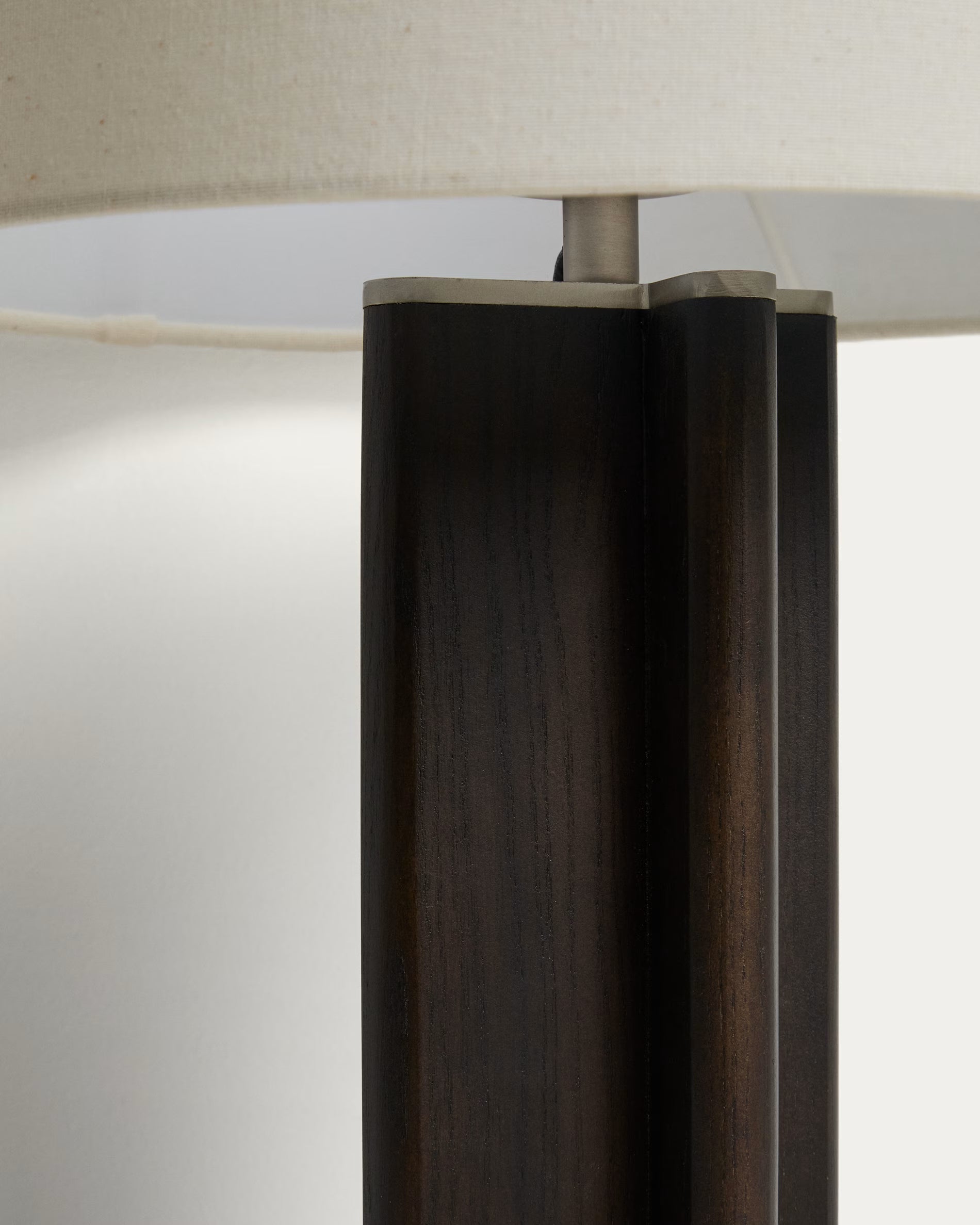 Tischlampe NIANI grau mit dunklem Holzfuß