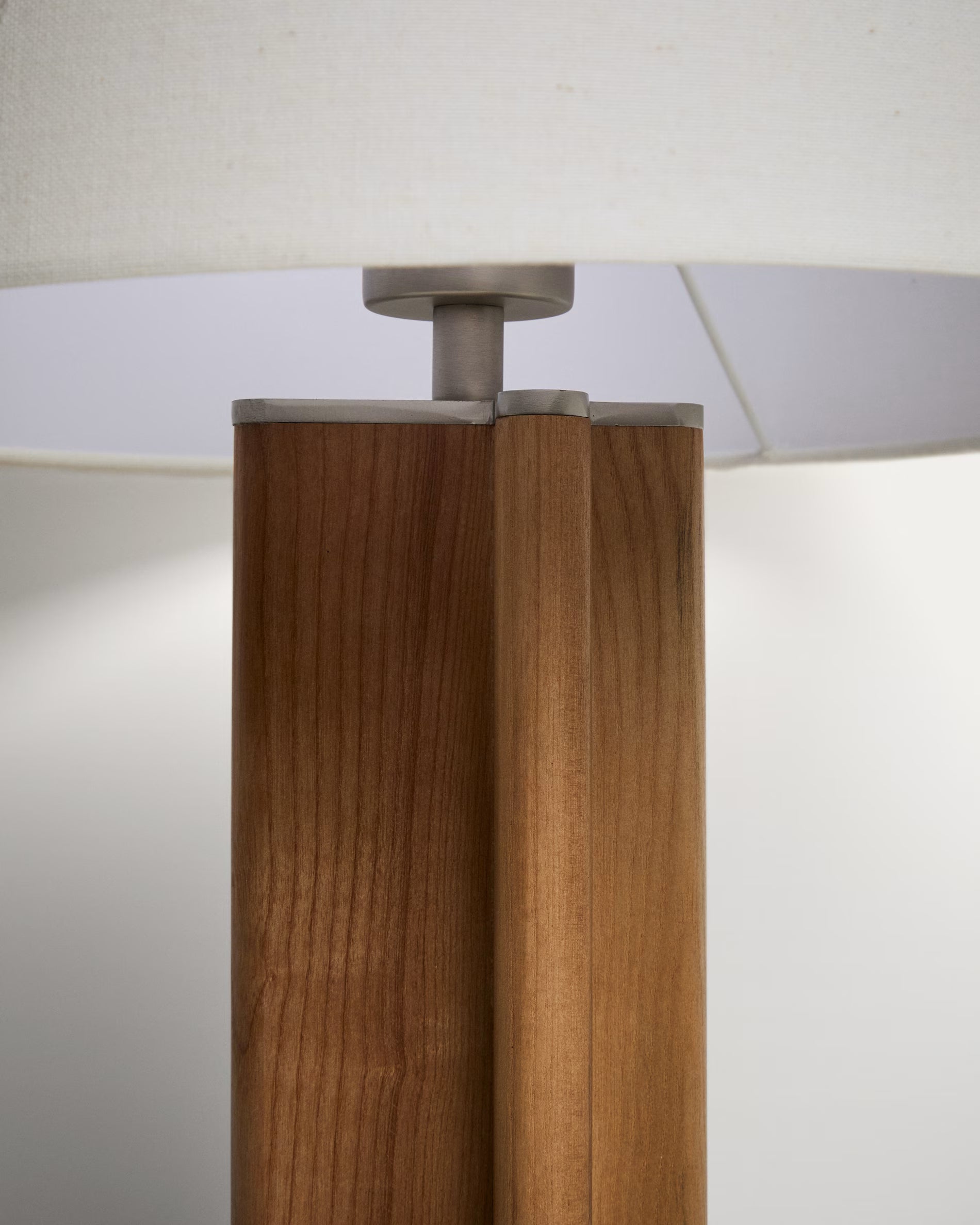 Tischlampe NIANI grau mit Holzfuß