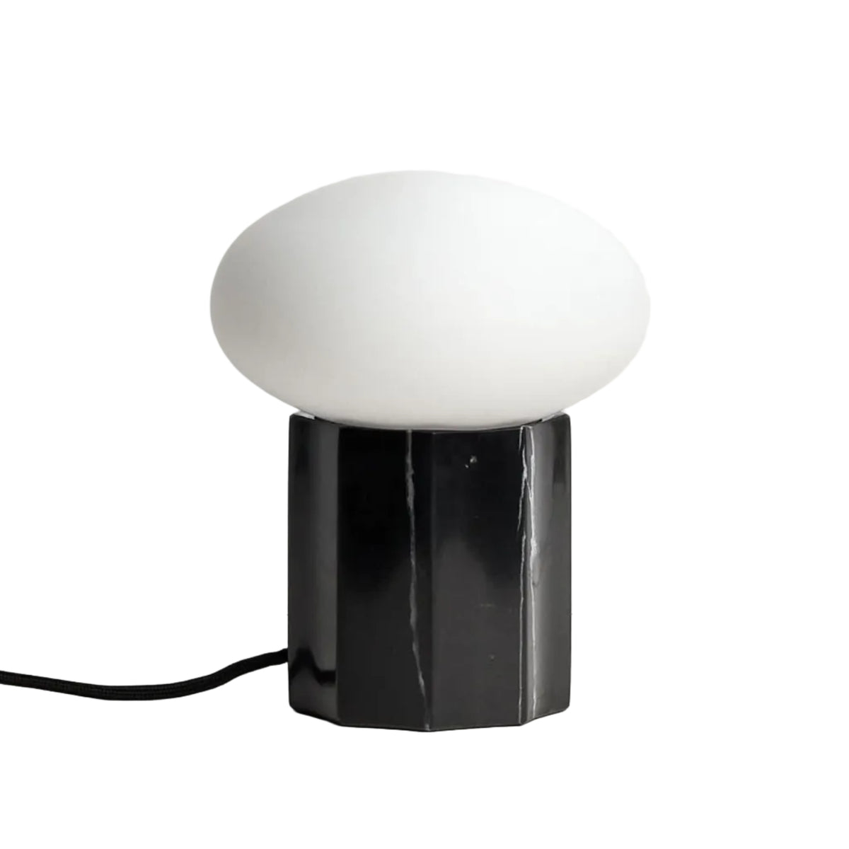 Lampa stołowa IDELA czarny marmur i przydymione szkło – Kave Home