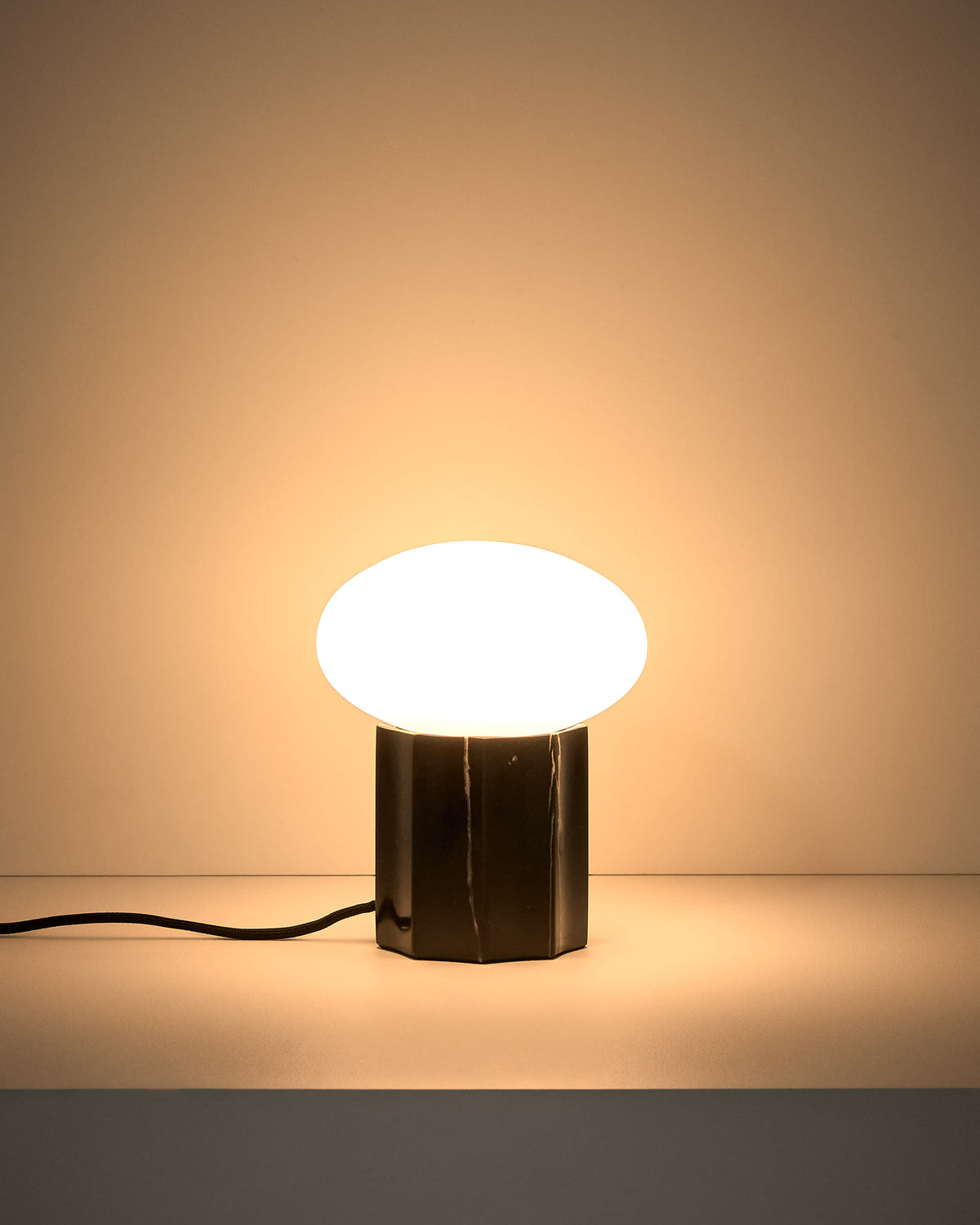 Lampa stołowa IDELA czarny marmur i przydymione szkło – ujęcie 6