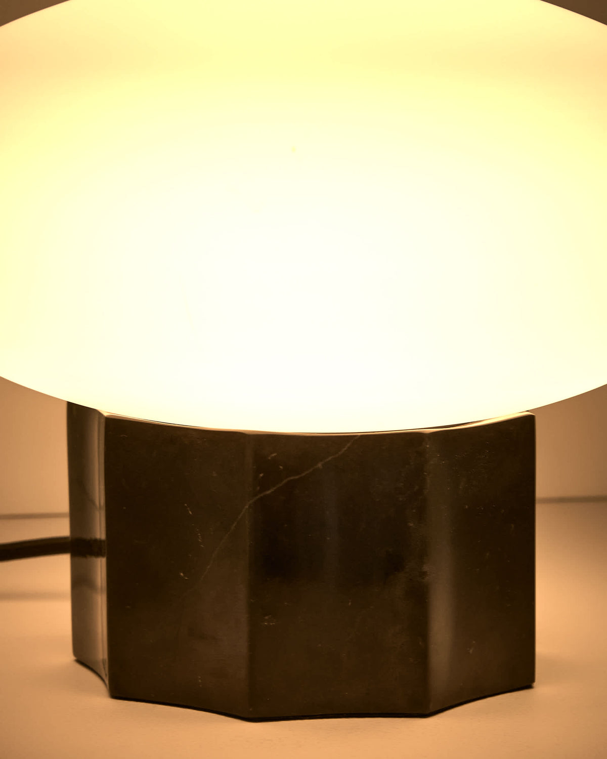 Lampa stołowa IDELA czarny marmur i przydymione szkło – ujęcie 11