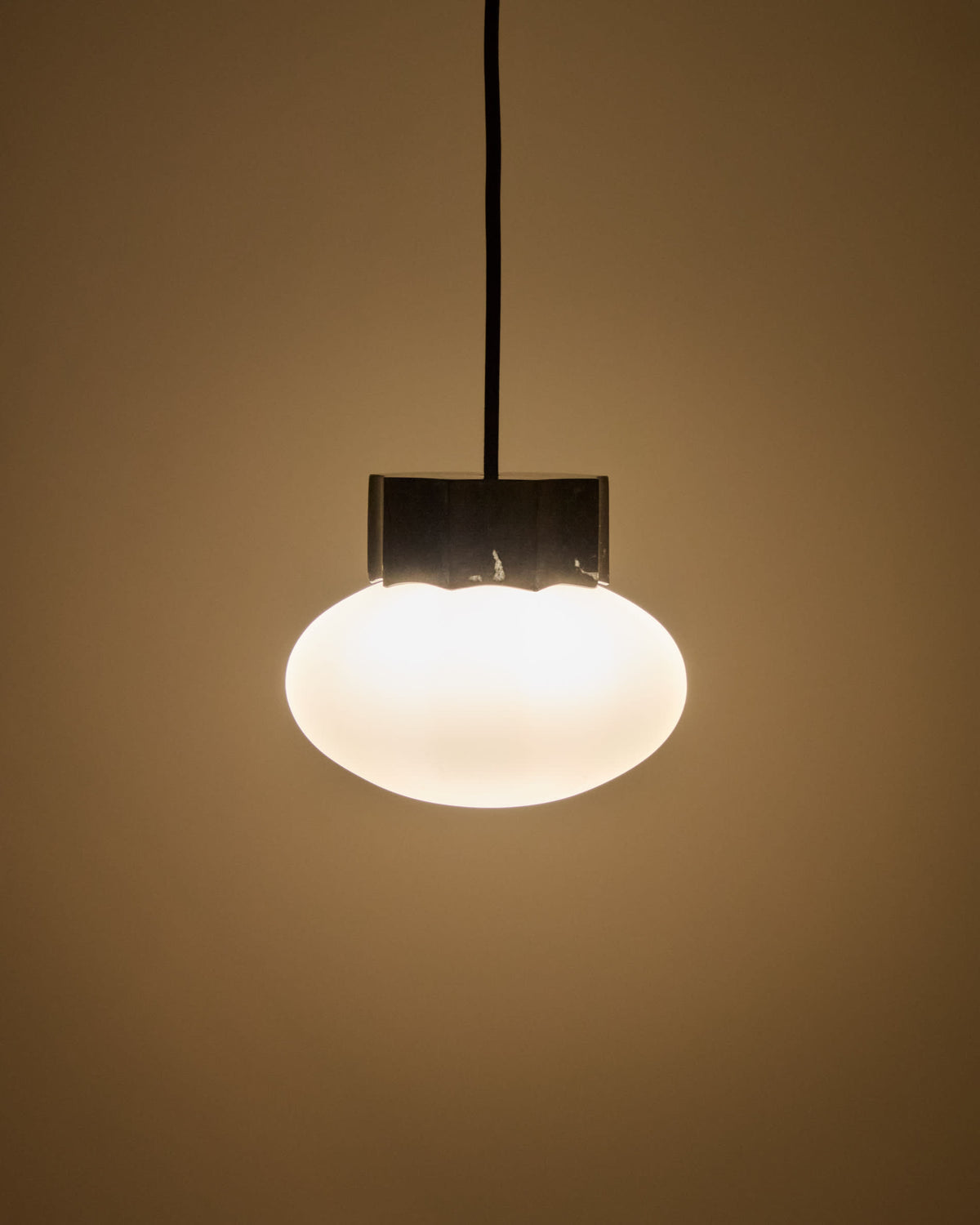 Lampa wisząca IDELA czarny marmur i przydymione szkło – ujęcie 4