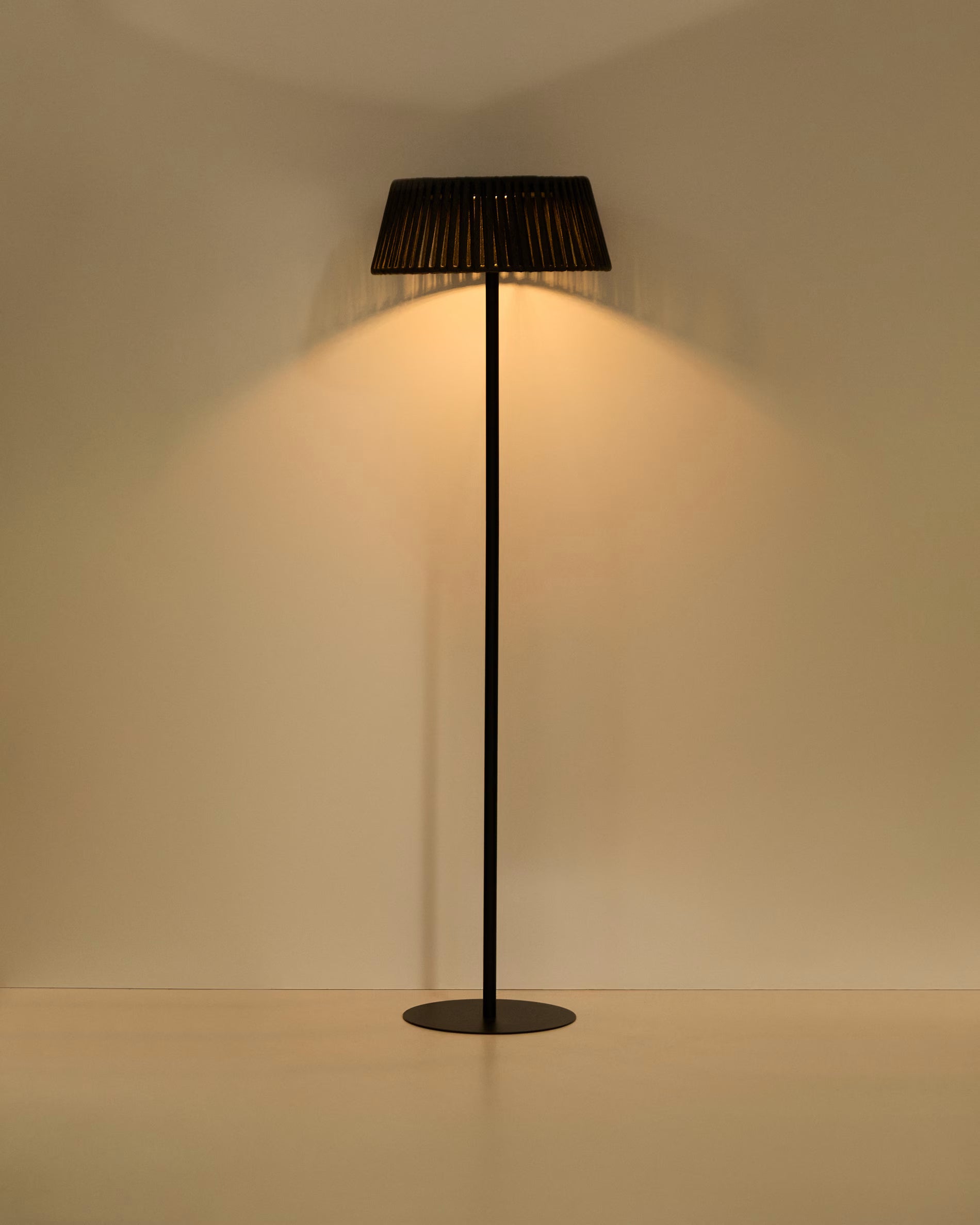 Lampa ogrodowa podłogowa solarna ALDET czarny – plecionka