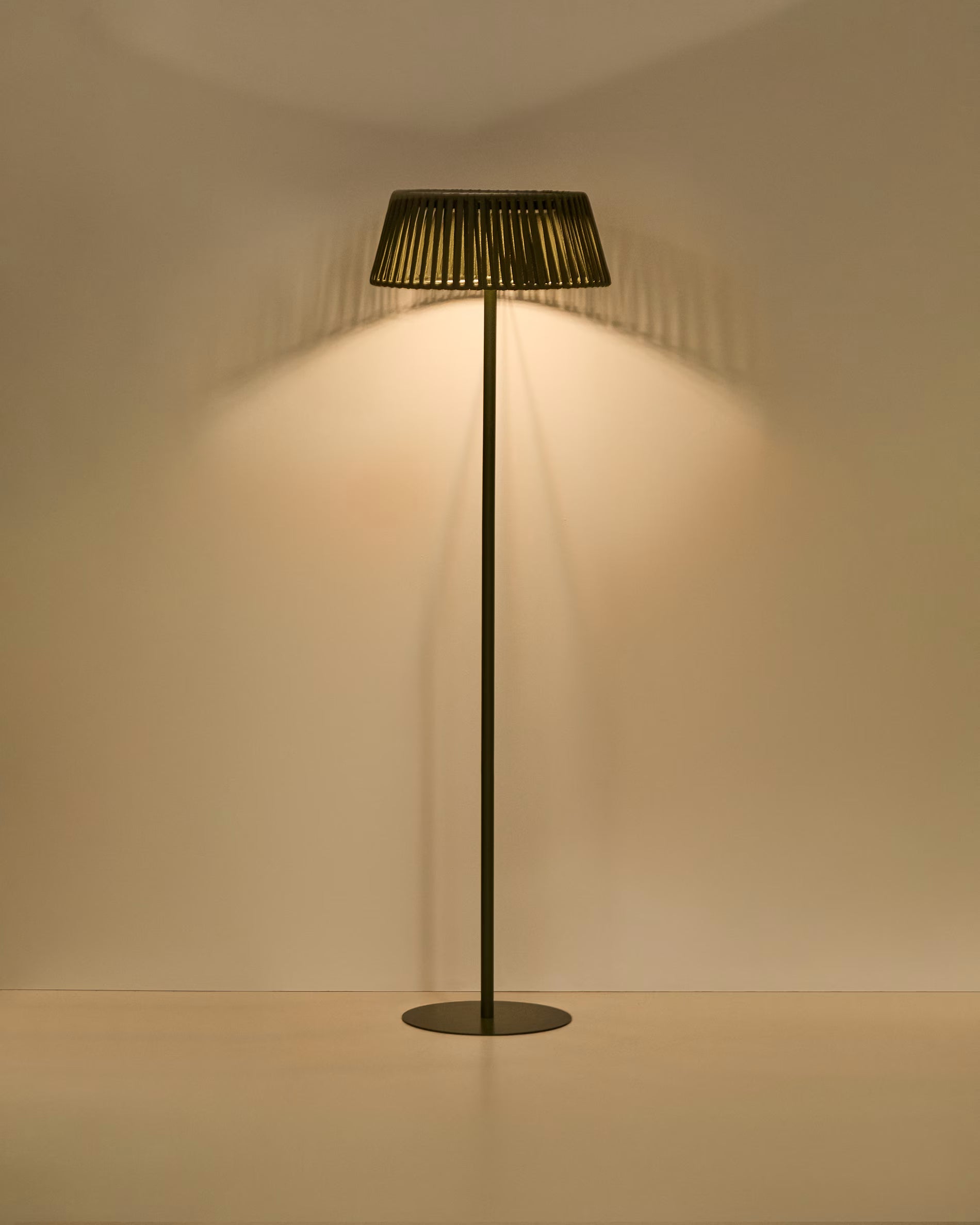 Lampa ogrodowa podłogowa solarna ALDET zielony – plecionka i metal