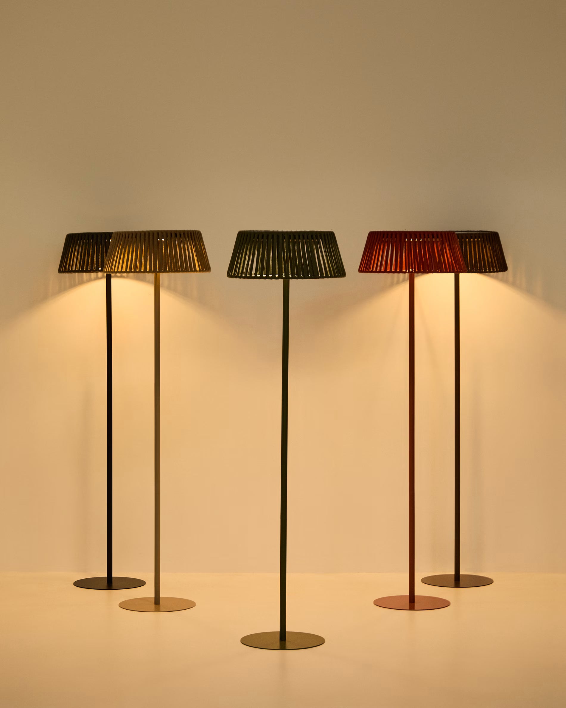 Lampa ogrodowa podłogowa solarna ALDET terakota – plecionka, Kave Home